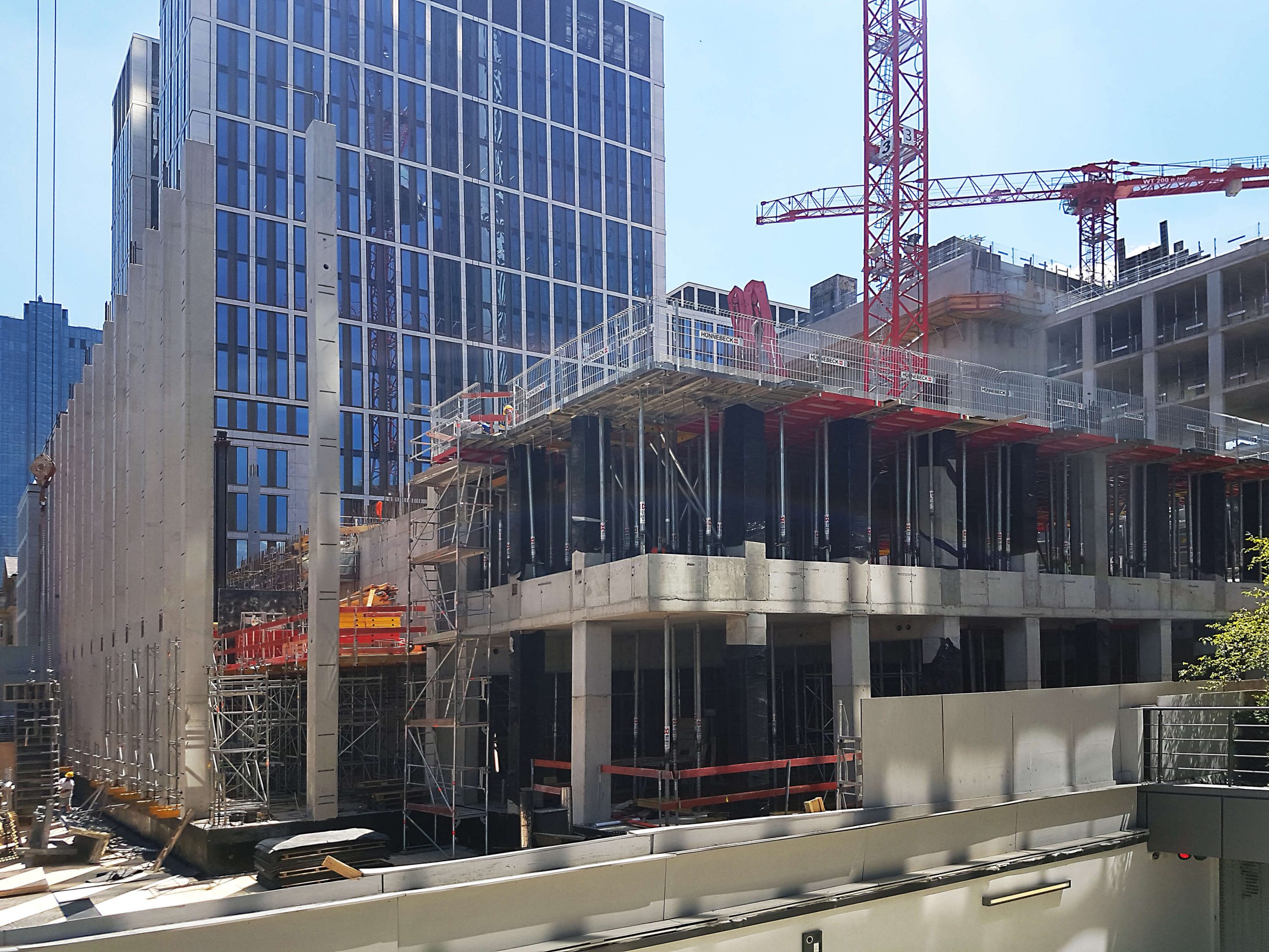 Der Marienturm wird langsam sichtbar