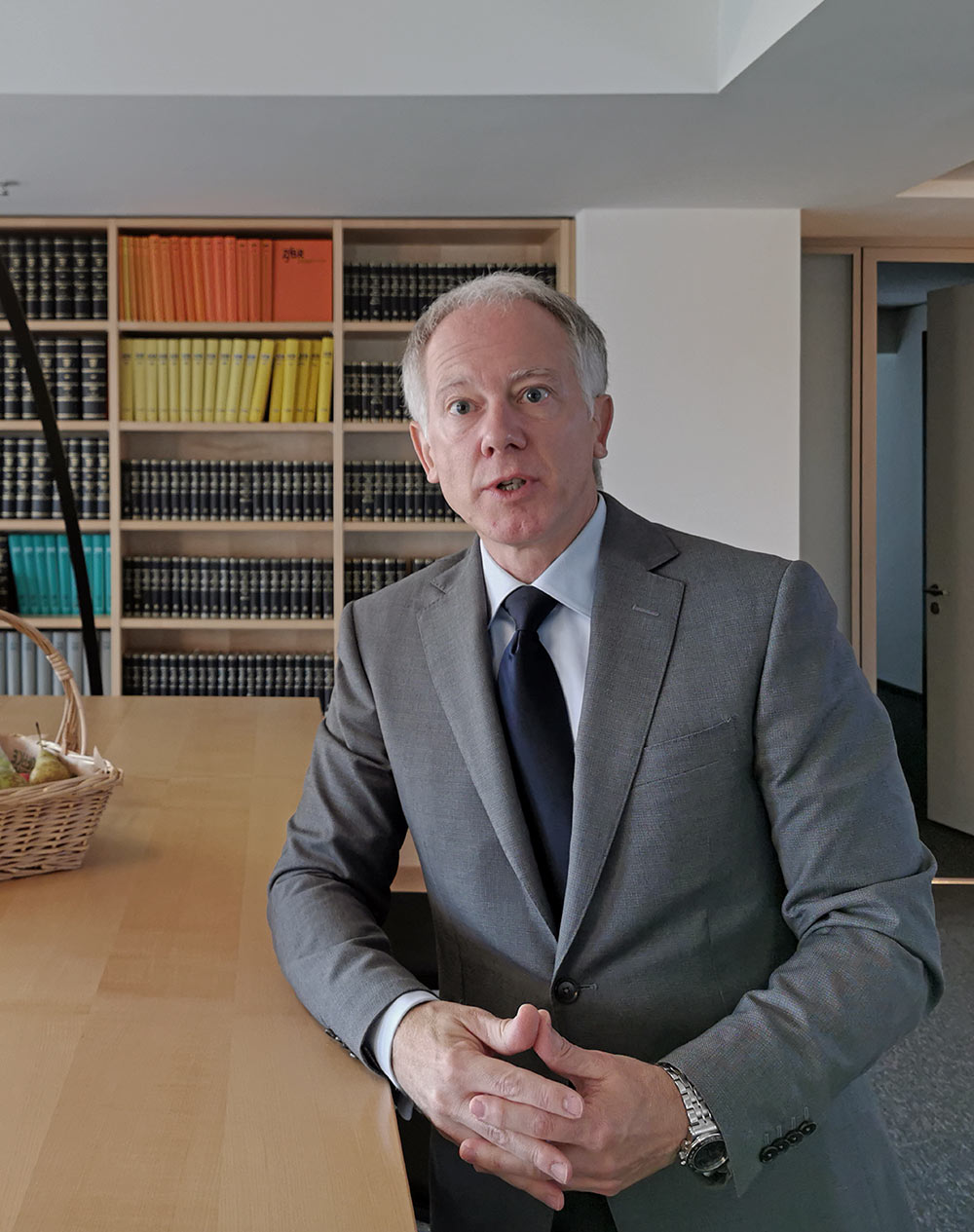 Immobilien sind sein Spezialgebiet: Prof. Dr. Pützenbacher kennt sich mit Planungs- und Baurecht bestens aus