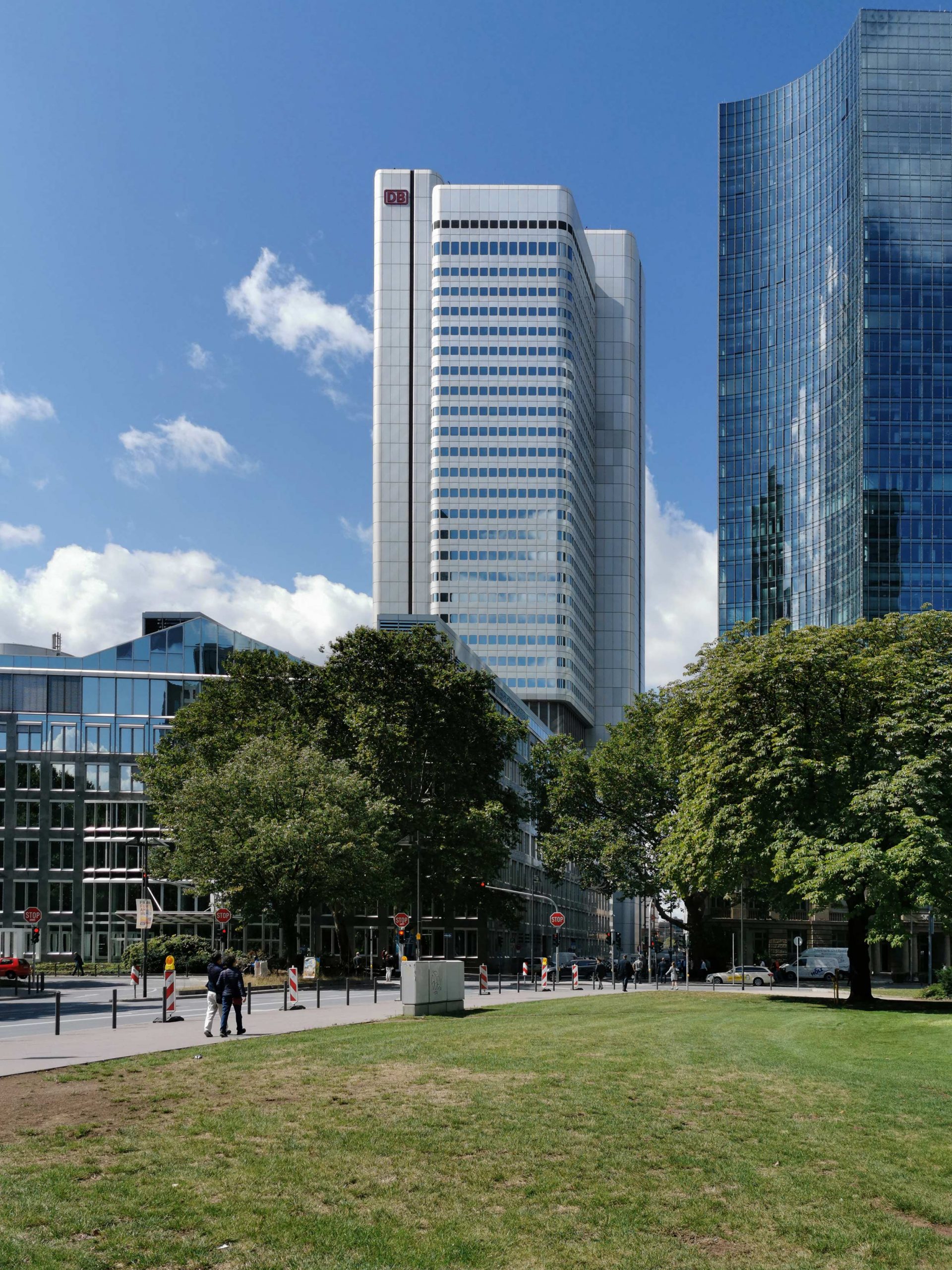 silberturm-silver-tower-in-frankfurt-deutsche-bahn-wolkenkratzer-hochhaus-bankenviertel-bahnhofsviertel Foto Silberturm hochauflösend - Silver Tower in Frankfurt - Wolkenkratzer der Deutsche Bahn AG - Hochhaus Nahe dem Bankenviertel - Zentrale DB Bahnhofsviertel