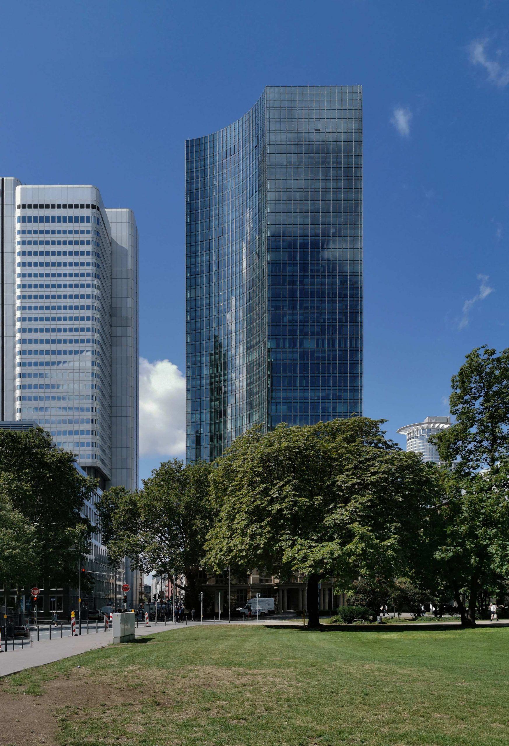 skyper-hochhaus-frankfurt-foto-hochaufloesend-highres-hohe-qualitaet-modernes-hochhaus-glashochhaus SKYPER Hochhaus in Frankfurt - Foto hochauflösend - Highres Bild in hoher Qualität - Modernes Glashochhaus - SKYPER Tower