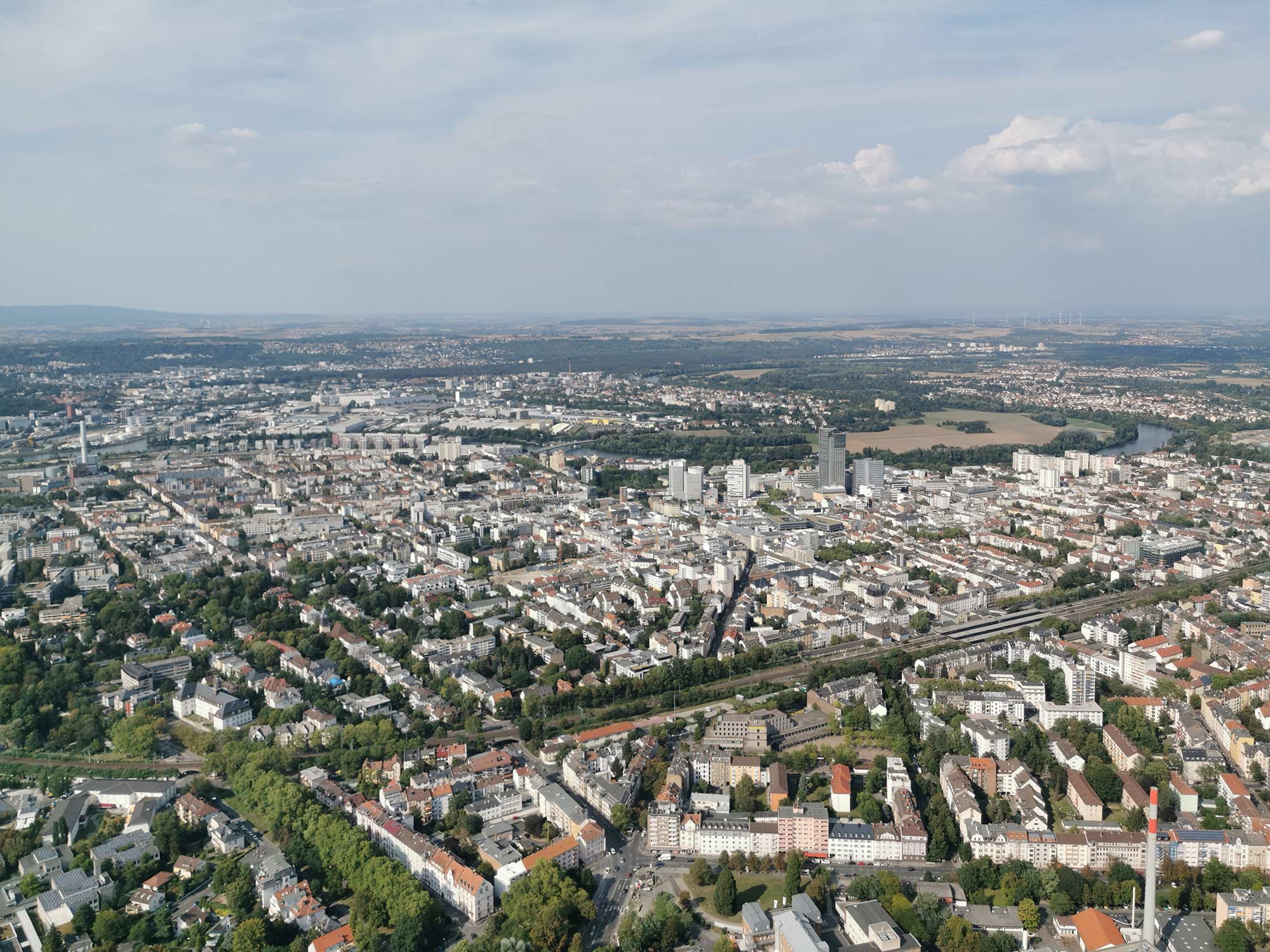 Panorama-Foto Offenbach am Main - Skyline von Offenbach - aus dem Hubschrauber gesehen im August 2019