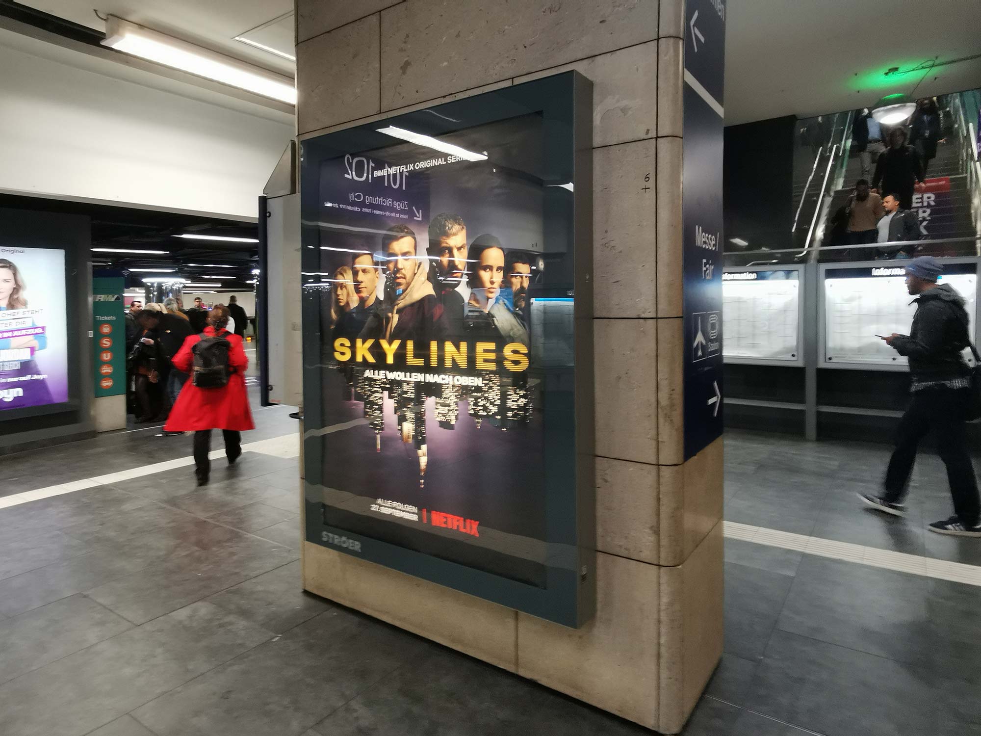 Skylines - Alle wollen nach oben - Werbung im Hauptbahnhof Frankfurt für die Netflix-TV-Serie