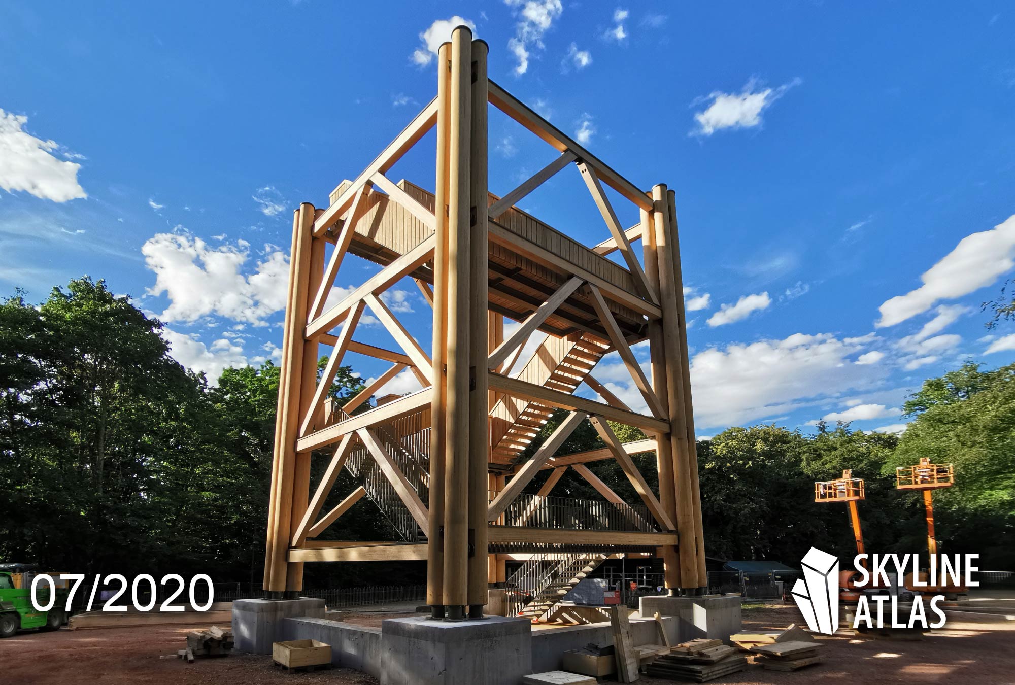 Goetheturm Neubau - Goetheturm Frankfurt - Goetheturm Wiederaufbau im Juli 2020 - Holzturm Neubau