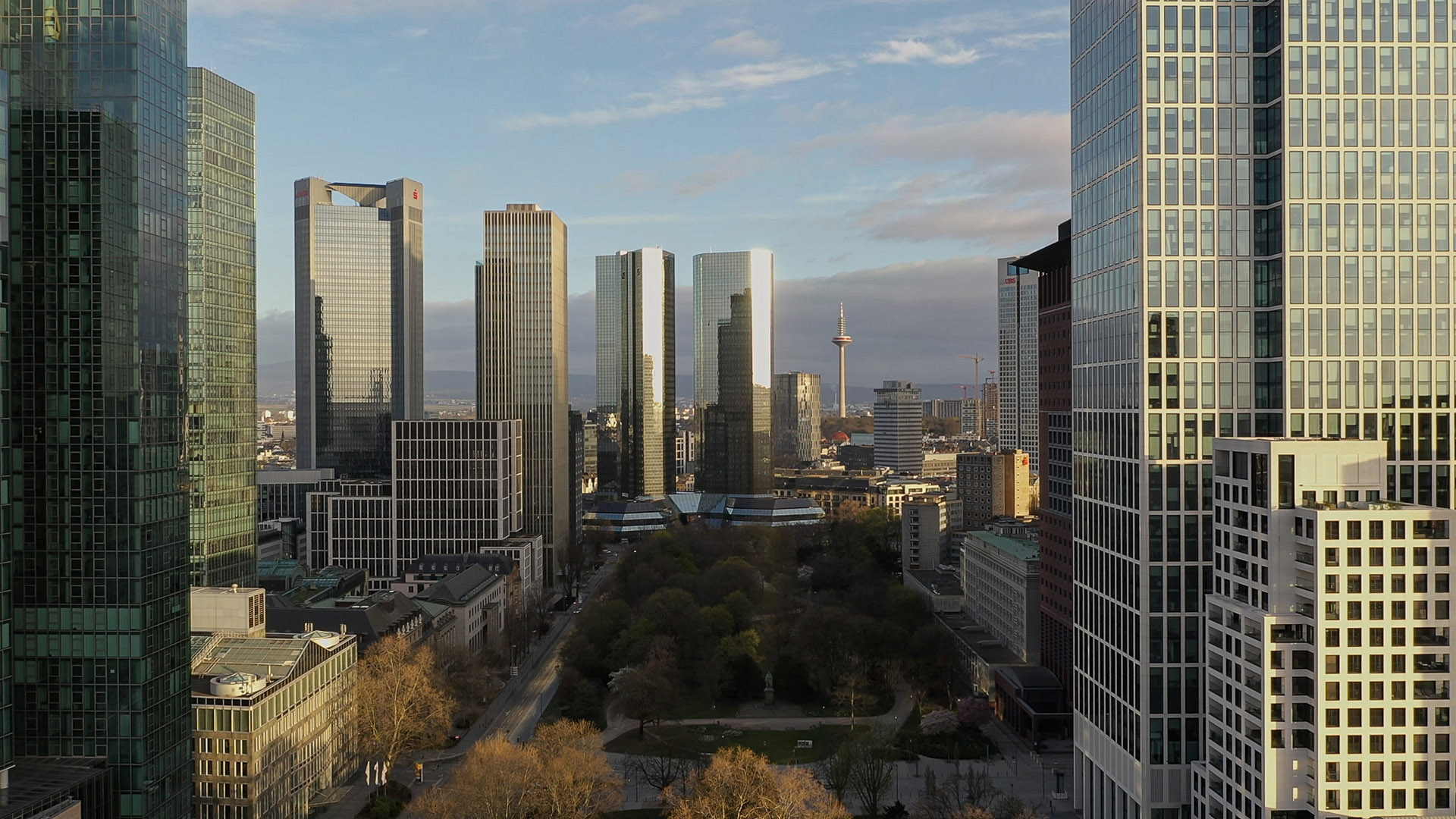 Drohnenaufnahme Frankfurt - Luftbild Frankfurt - Wolkenkratzer im Bankenviertel - Gallusanlage - Wallanlagen aus der Luft