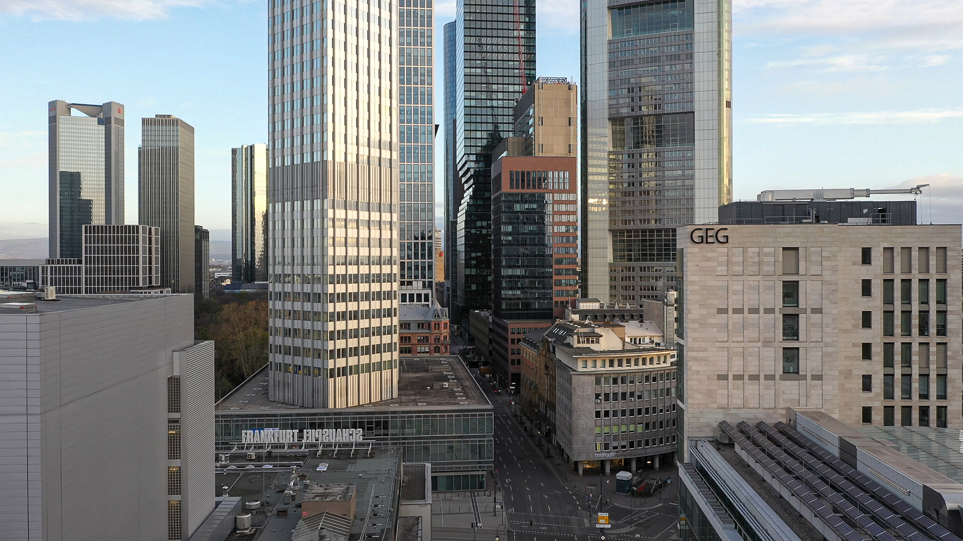 Frankfurt Bankenviertel Panorama - Neue Mainzer Straße - EZB - Bankenklamm