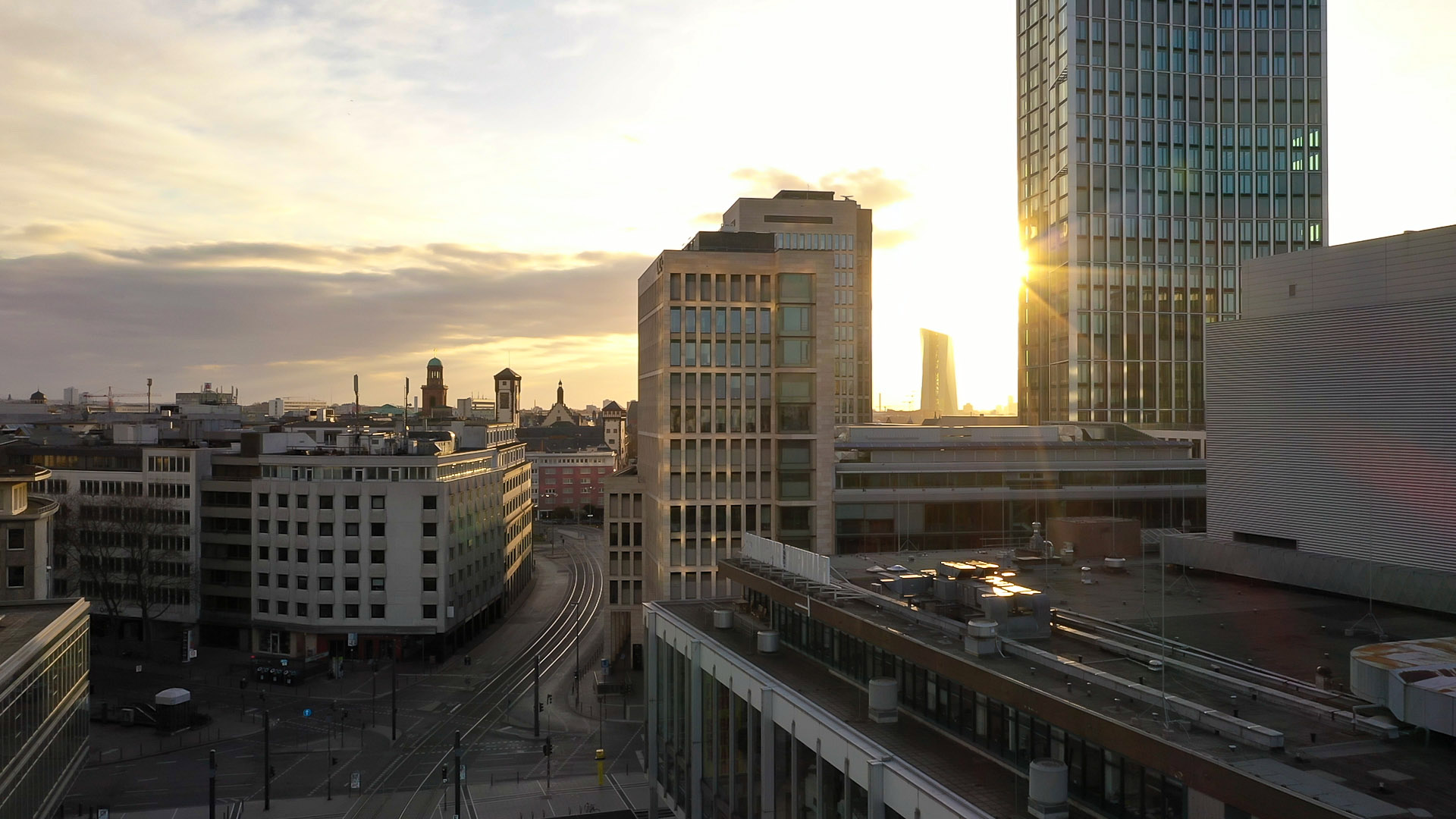 Panoramaaufname Frankfurt - Stockfoto Frankfurt Hochhäuser - Sonnenuntergang Frankfurt