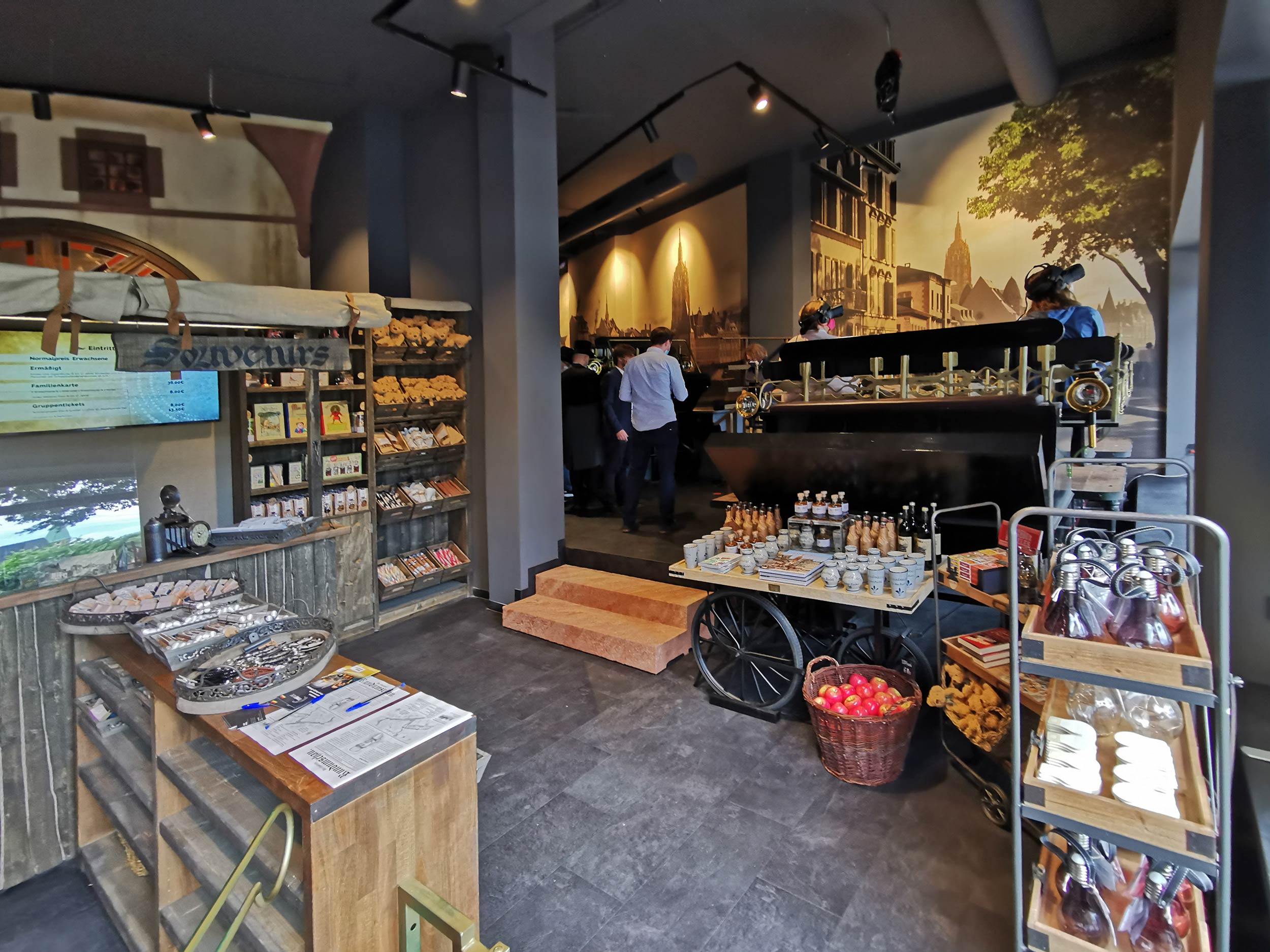 Time Ride Frankfurt - Der Laden ist eine Attraktion für Touristen und Besucher von Frankfurt - Sehenswürdigkeit Frankfurt bei schlechtem Wetter - Stadtführung virtuell in der Innenstadt