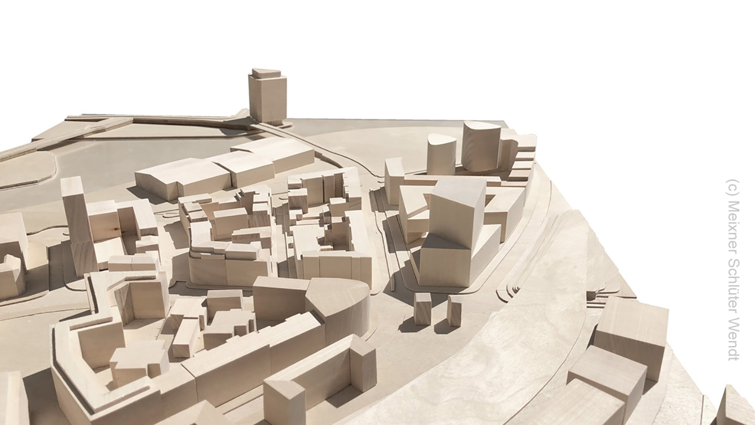 umgebungsmodell-hafenpark-quartier-offices-hpq-frankfurt-modell-planung-geplantes-hochhaus Das Umgebungsmodell vom Hafenpark Quartier (HPQ) zeigt das neu geplante Hafenpark Offices an der Hanauer Landstraße