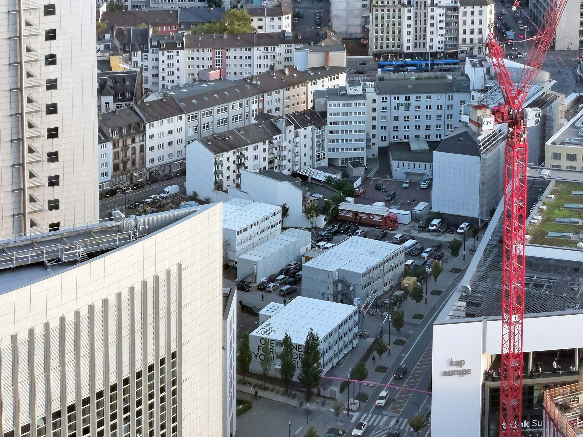 Millenium Tower Frankfurt - zukünftige Baustelle mit Baucontainern