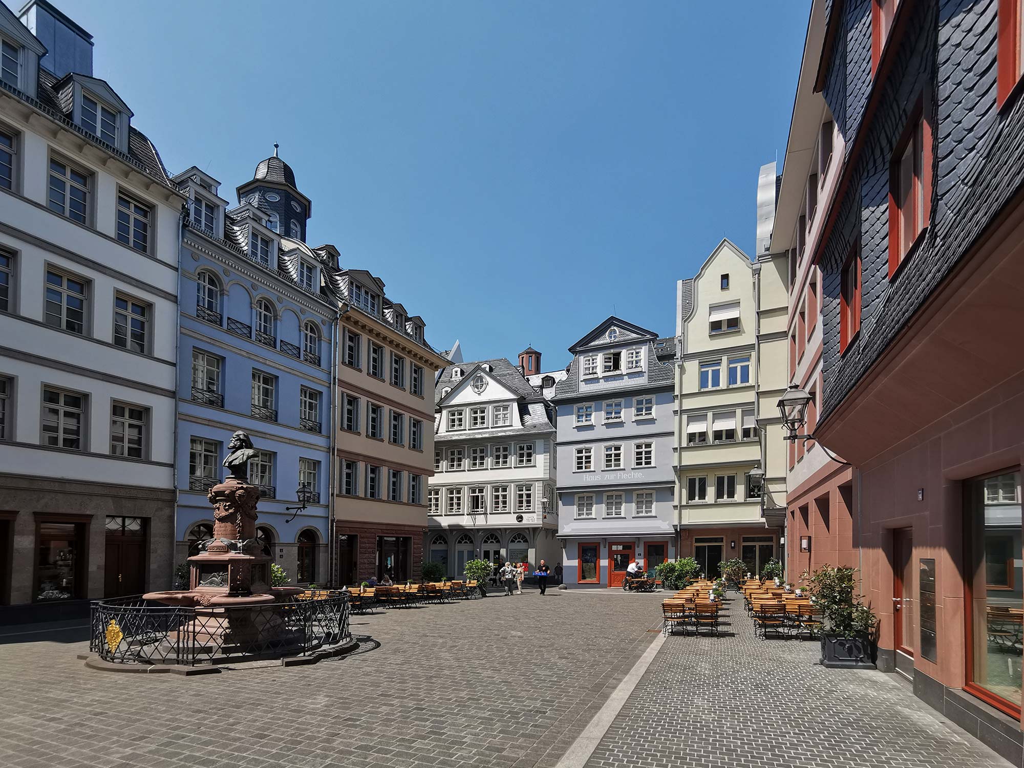 Hühnermarkt - Neue Altstadt Frankfurt - Stoltze Brunnen - Wiederaufgebaute Altstadt - Dom Römer Areal