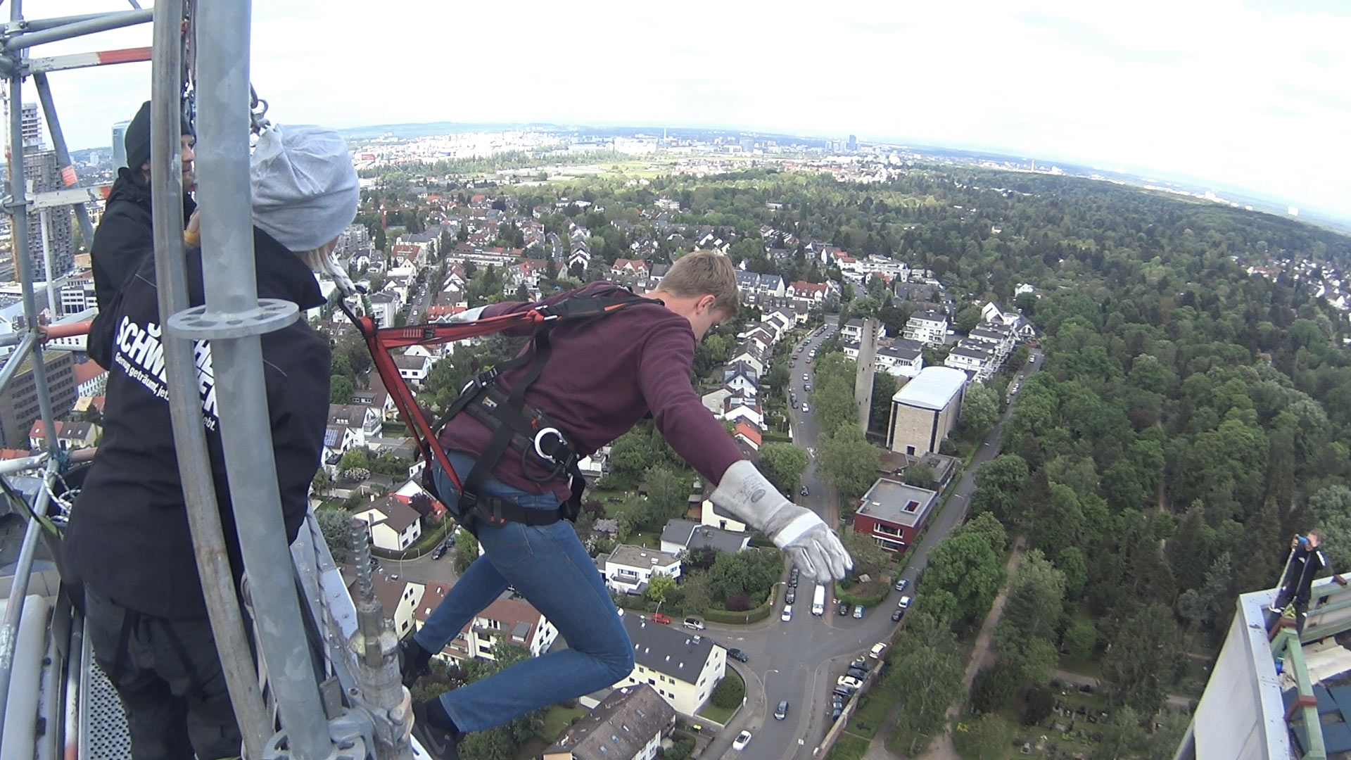 Extremsportart House Running in Frankfurt am Main - Einfach mal ein Hochhaus hinablaufen