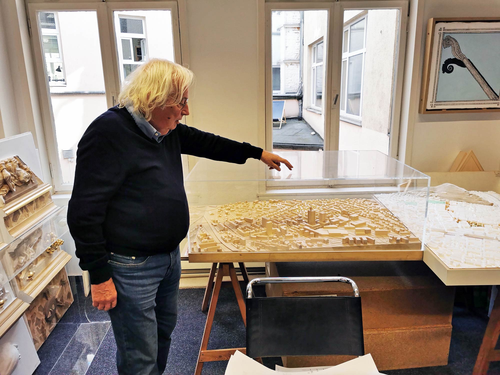 Jochem Jourdan an einer städtebaulichen Studie zum Henninger Turm Areal