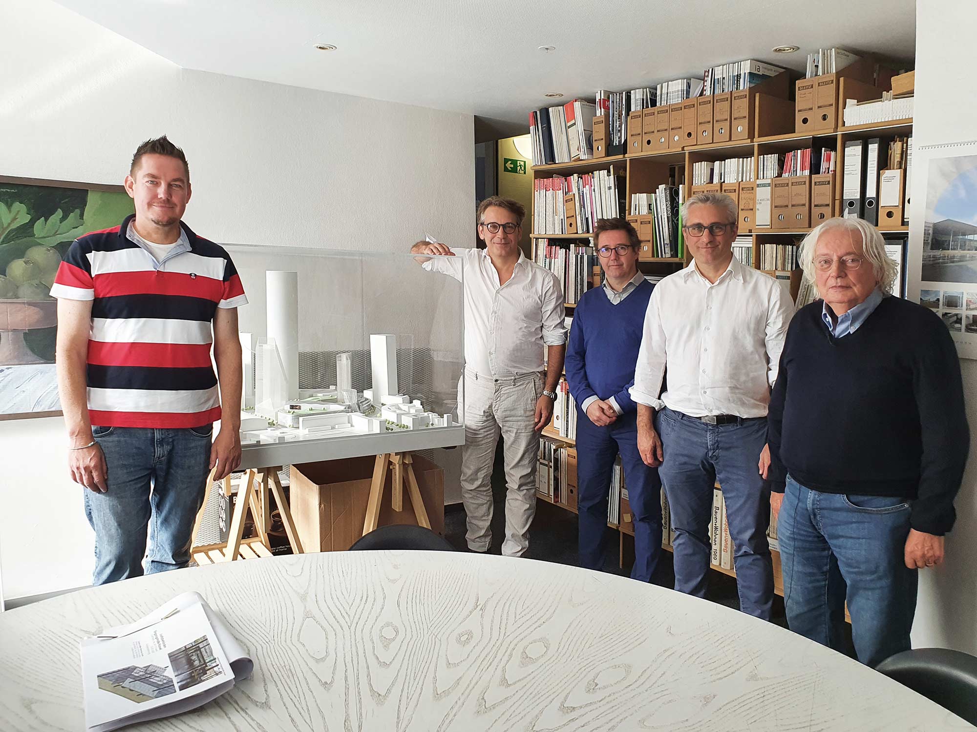 SKYLINE ATLAS trifft Jourdan & Müller Steinhauser Architekten. Von links nach rechts: Michael Wutzke, Benjamin Jourdan, Nicolai Steinhauser, Felix Jourdan, Jochem Jourdan - Das Modell zeigt einen Entwurf für das seinerzeit vorgestellte Urban Entertainment Center im Europaviertel