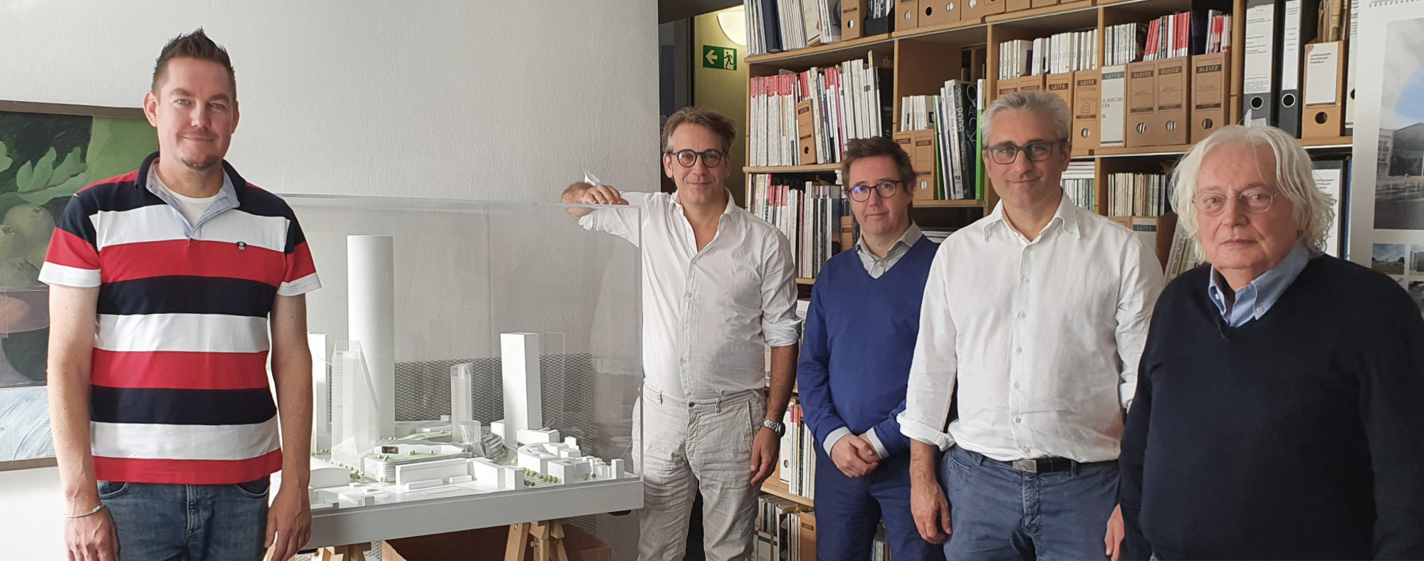 SKYLINE ATLAS trifft Jourdan & Müller Steinhauser Architekten. Von links nach rechts: Michael Wutzke, Benjamin Jourdan, Nicolai Steinhauser, Felix Jourdan, Jochem Jourdan - Das Modell zeigt einen Entwurf für das seinerzeit vorgestellte Urban Entertainment Center im Europaviertel