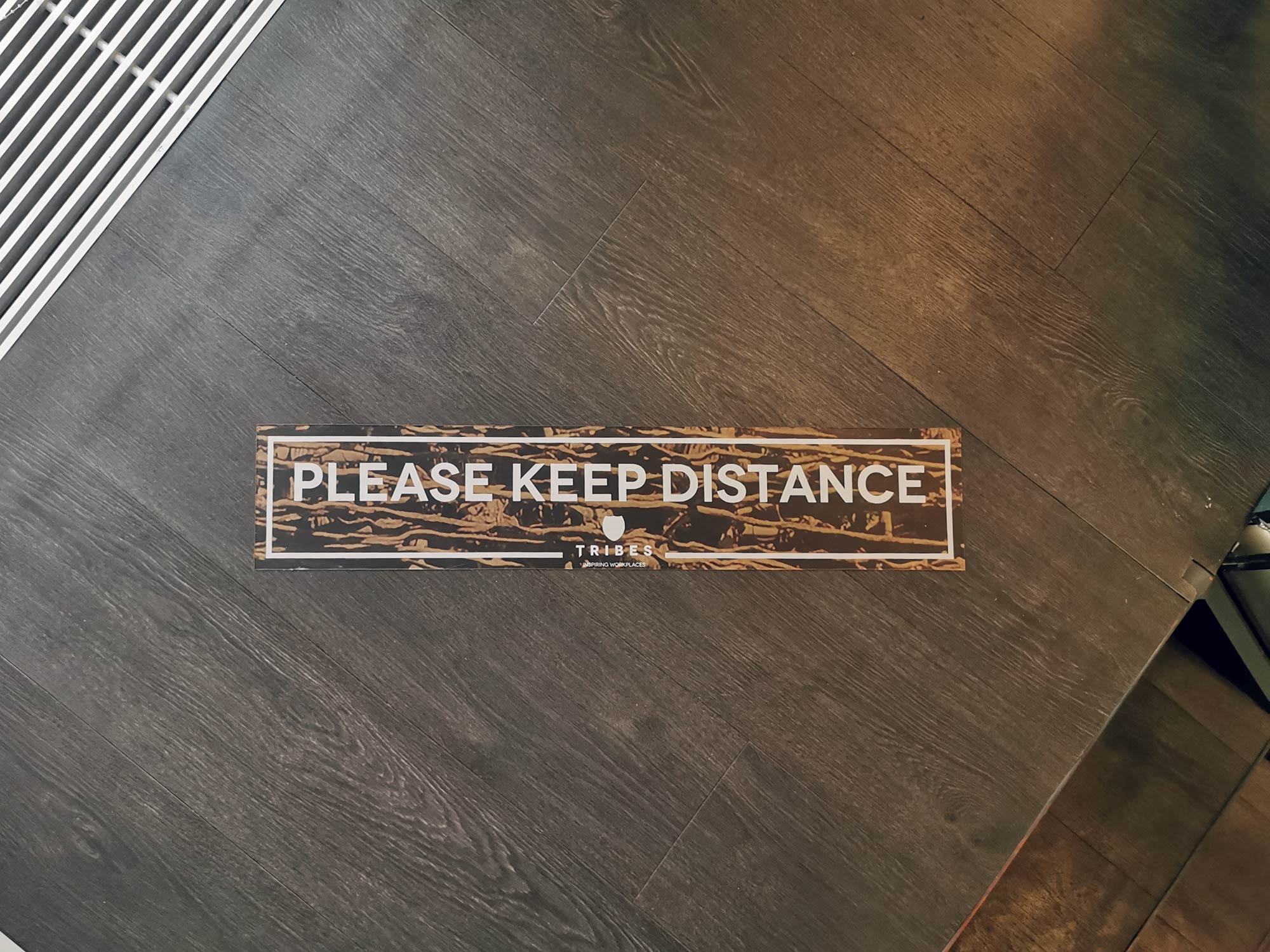 coworking-corona-virus-covid-19-schild-please-keep-distance-tribes Coworking und der Corona-Virus: Mit Abstand halten geht es