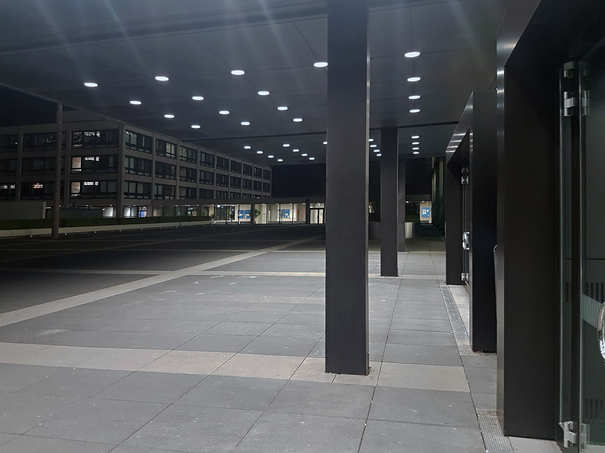 deutsche-bundesbank-haupthaus-eingang-vorplatz Deutsche Bundesbank Haupthaus - Bundesbankhochhaus