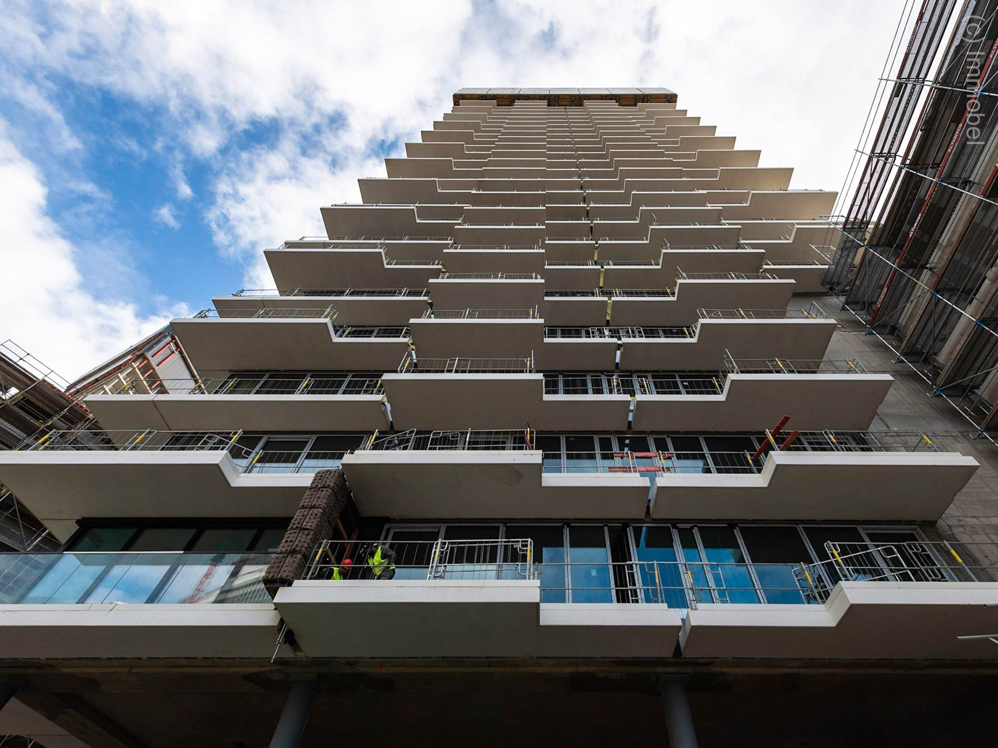 eden-tower-begruente-fassade-baustelle-nachhaltigkeit EDEN Tower - Neue Wohnungen und Eigentumswohnungen in Frankfurt - Baustelle