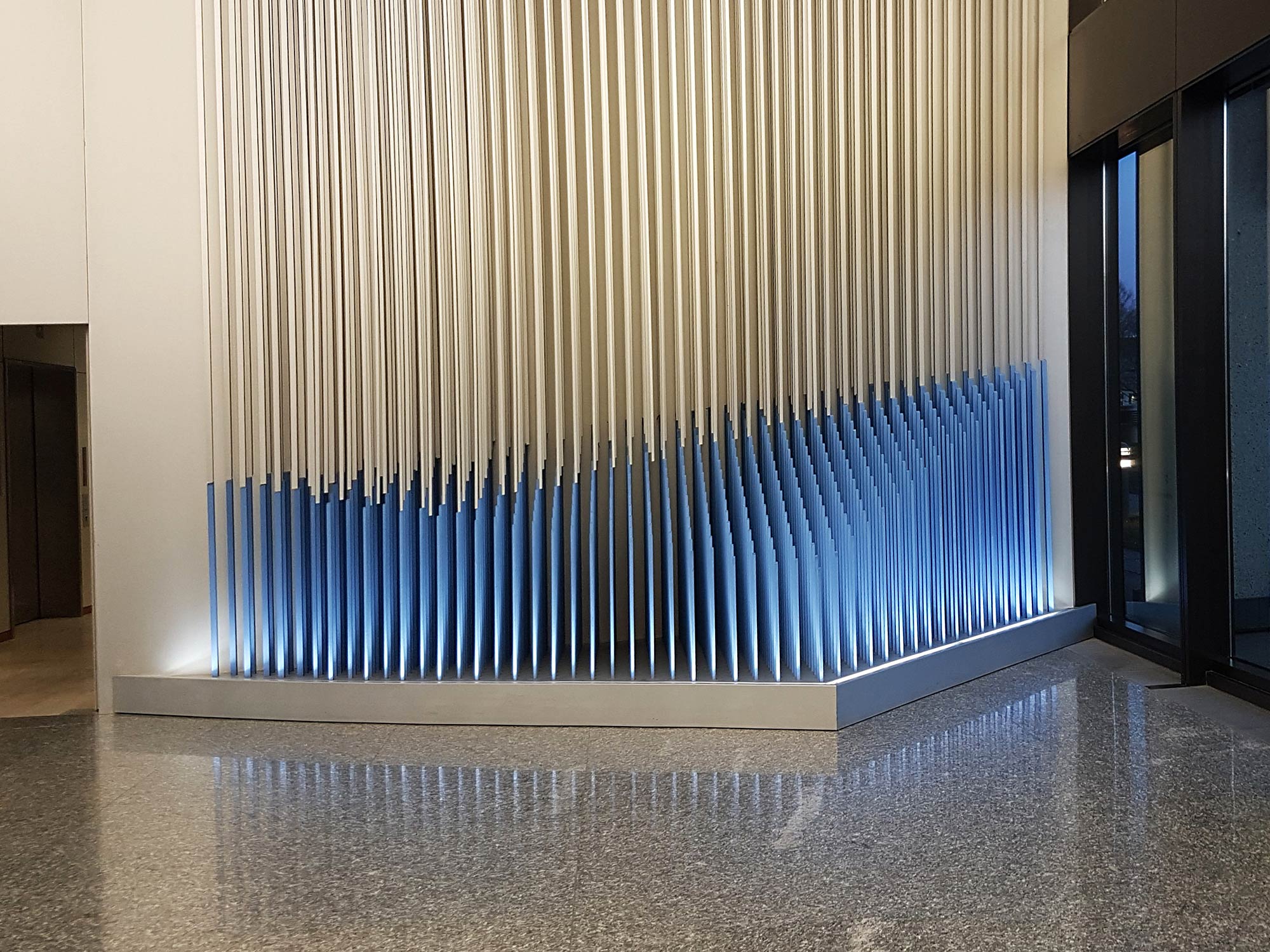 hauptsitz-bundesbank-lobby-innen Installation von Jesús Rafael Soto aus dem Jahr 1972