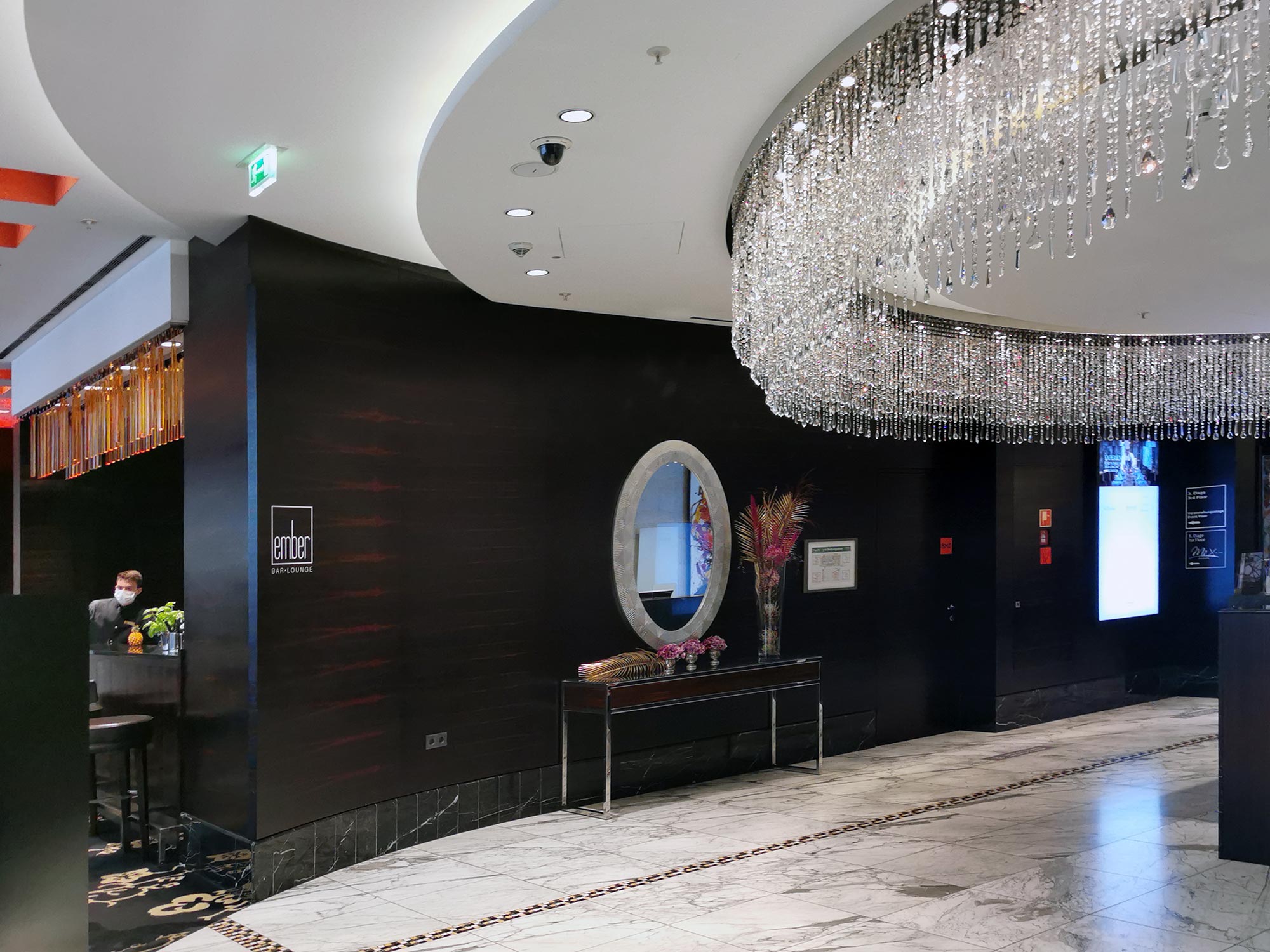 jumeirah-hotel-frankfurt-skyline-blick-hotel-lobby-ember-bar-eingang-luxushotel-besonderes-hotel Jumeirah Hotel Frankfurt - Hotel mit Blick auf die Skyline - Hotellobby - Ember Bar - Eingangsbereich und Innenraum des Frankfurter Luxushotels