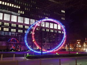 Synergie - Lichtskulptur auf dem Platz der Einheit zwischen den Türmen von Forum Frankfurt - Entworfen von Christian Herdeg