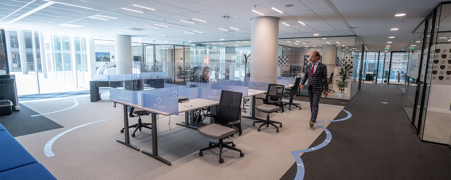 tribes-frankfurt-provider-offices Tribes Frankfurt Anbieter - Eduard Schaepman läuft durch ein Coworkingbüro
