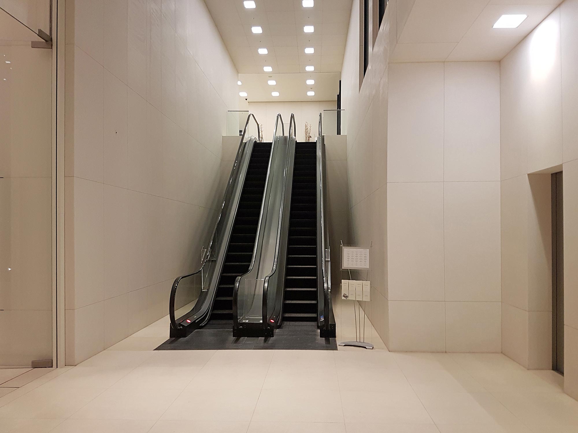 Frankfurt Rolltreppen im Inneren des Taunus Turms Residential