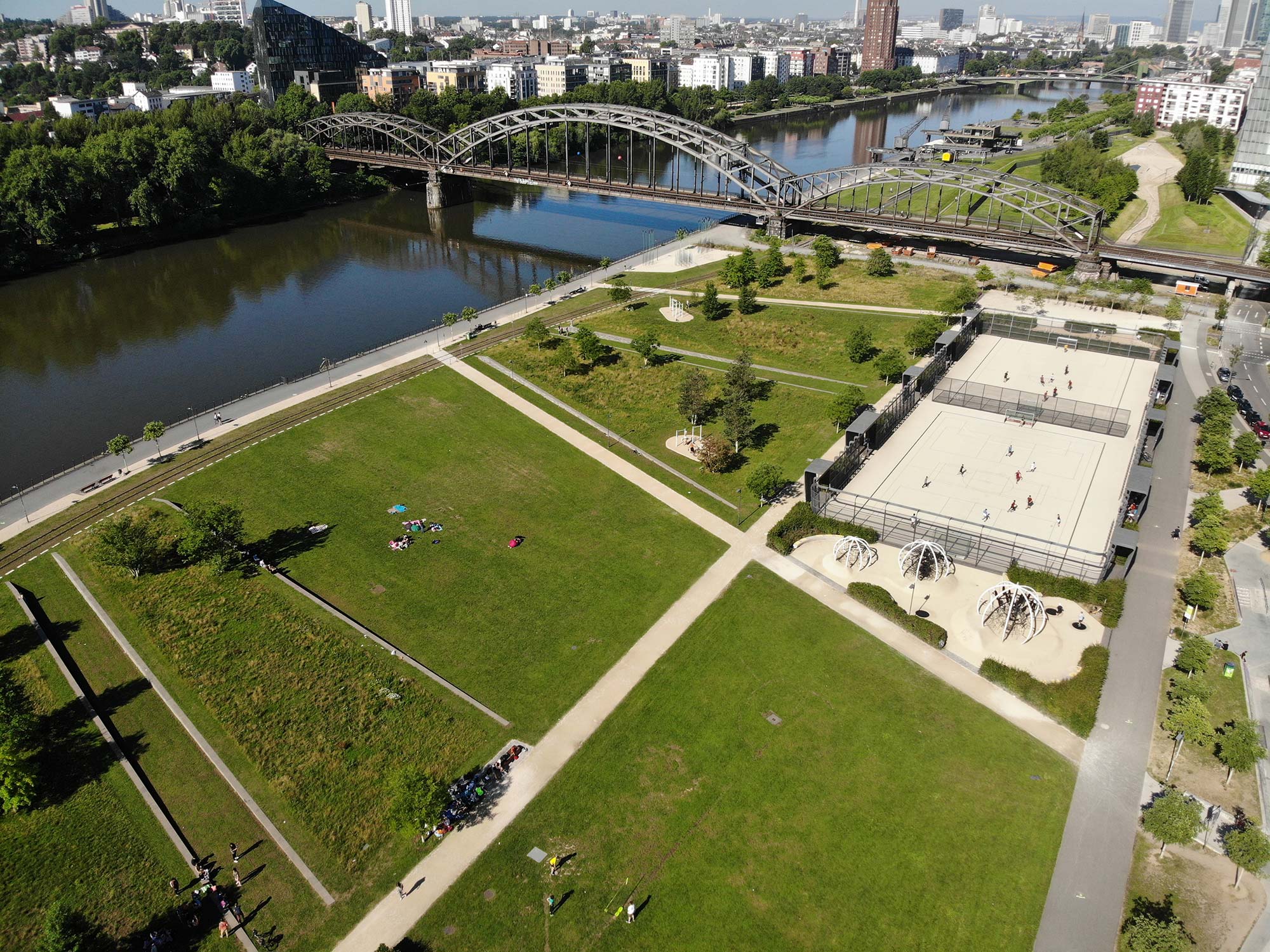 Hafenpark Frankfurt - Mainufer FFM - Main mit Park