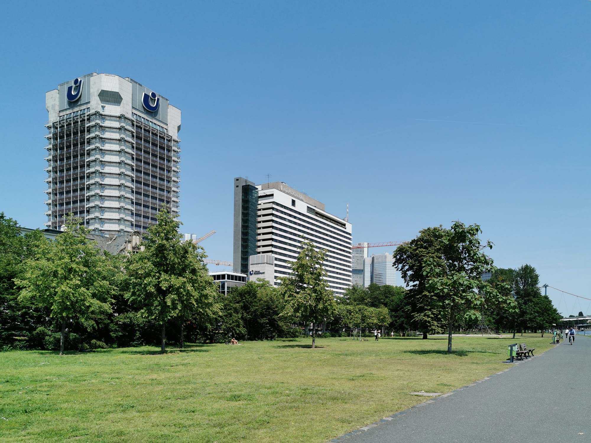 mainufer-frankfurt-hochhaueser-gruen-park-main Das Mainufer West - Namensgeber für das Immobiliengebiet - viel grün am Main