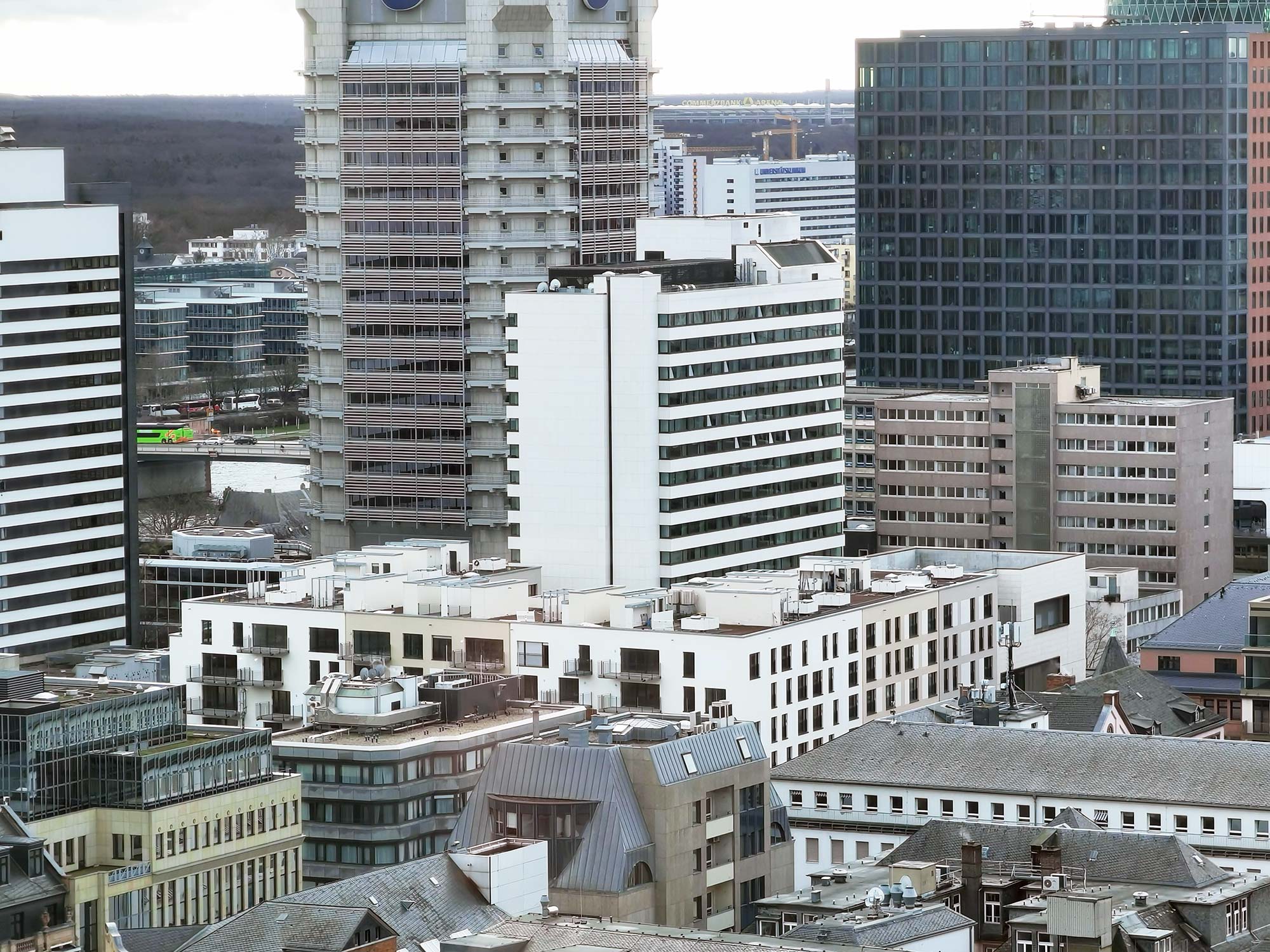 Bildmitte: Der 1969 errichtete Erweiterungsbau des Intercontinental Frankfurt (City Wing). Heute wird das Gebäude genutzt vom Scandic Frankfurt Museumsufer.