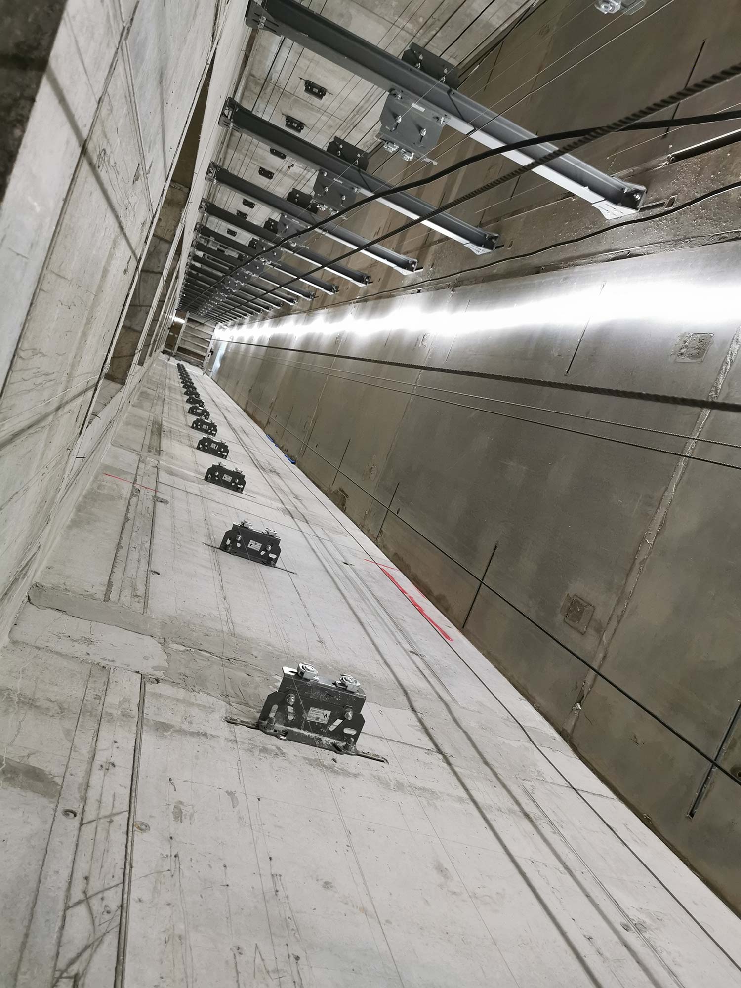 aufzugsschacht-hochhaus-schacht-aufzuege-rohbau Aufzugsschacht im Hochhaus - Schacht für Aufzüge - Rohbau - hier werden ThyssenKrupp Aufzüge installiert