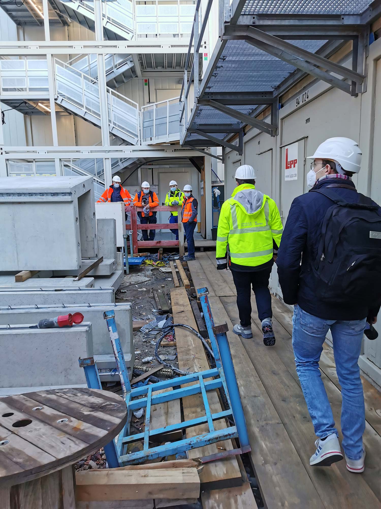 bauarbeiter-frankfurt-hochhaus-baustelle-baustellenbesuch-hochhausbegehung-hochhaustour Bauarbeiter auf Hochhaus Baustelle - Baustellenbegehung Frankfurt Hochhausbaustelle