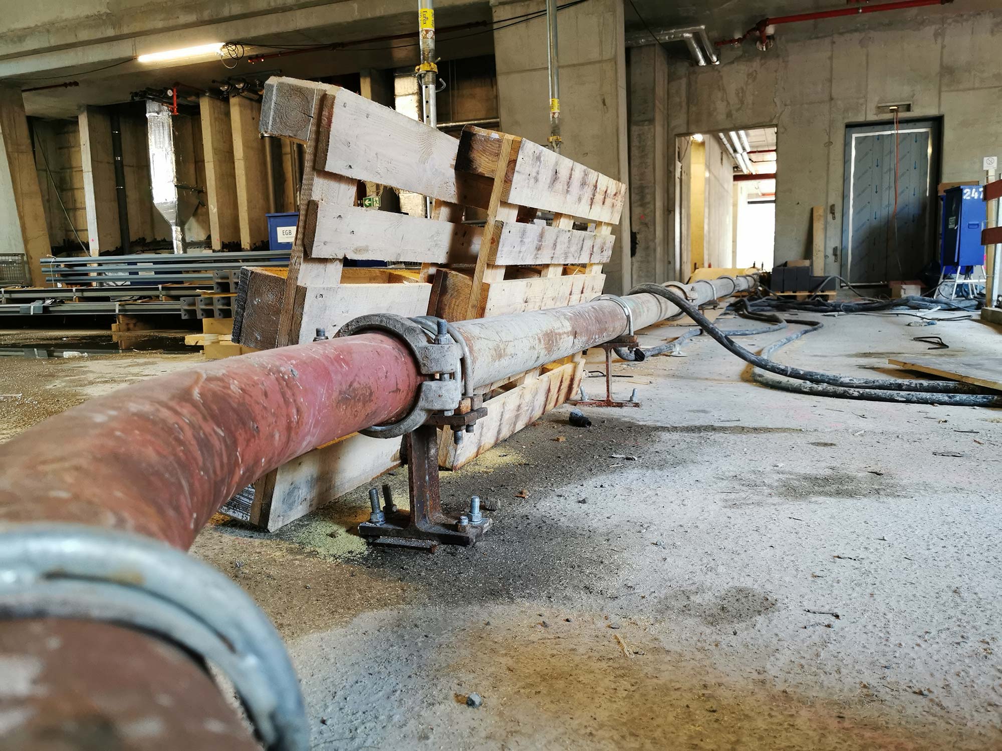 beton-pumpsystem-pipeline-rohr-lobby Beton Pumpsystem - Beton Rohr - Beton Pipeline in der Lobby - von hier aus wird der Beton auf das Dach gepumpt