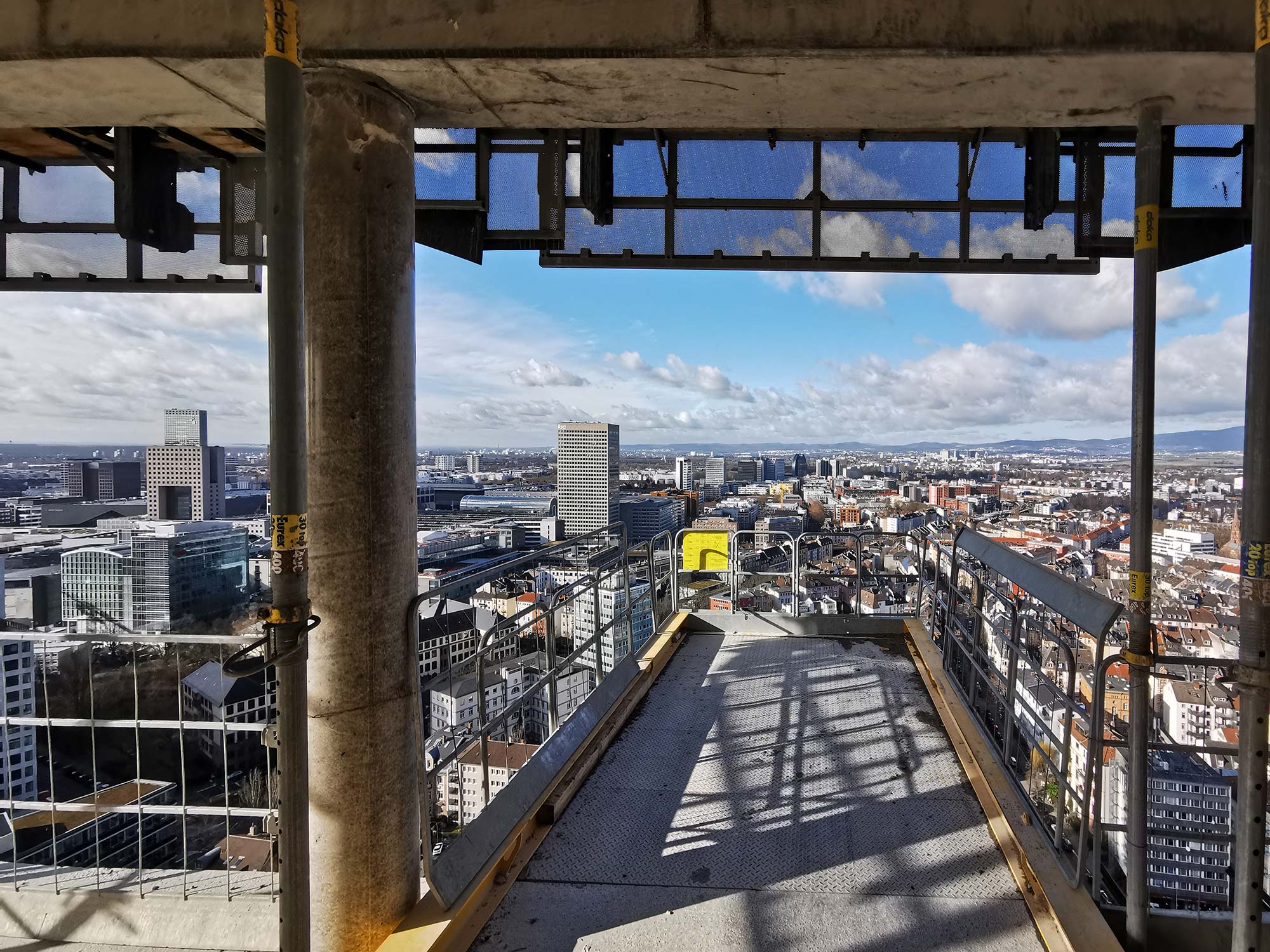 fliegender-teppich-hochhaus-baustelle-anlieferung-baumaterial-baustellen-logistik Fliegender Teppich - wird zu Andienung von Baumaterial und Maschinen genutzt