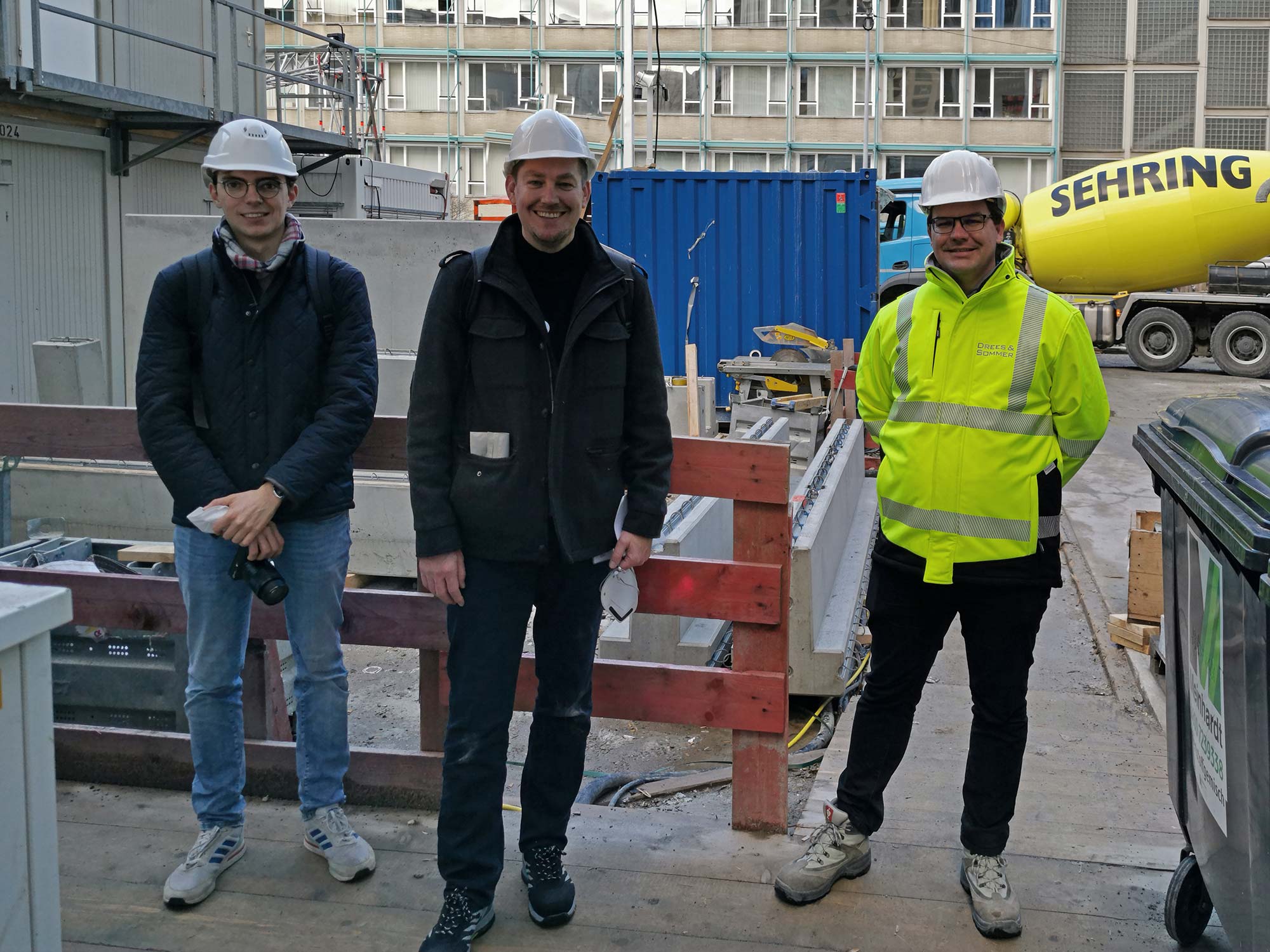 hochhausbegehung-baustellen-begehung-team Das Ende der Baustellenbegehung - Redakteure des SKYLINE ATLAS und Bauleiter Stephan Ernst