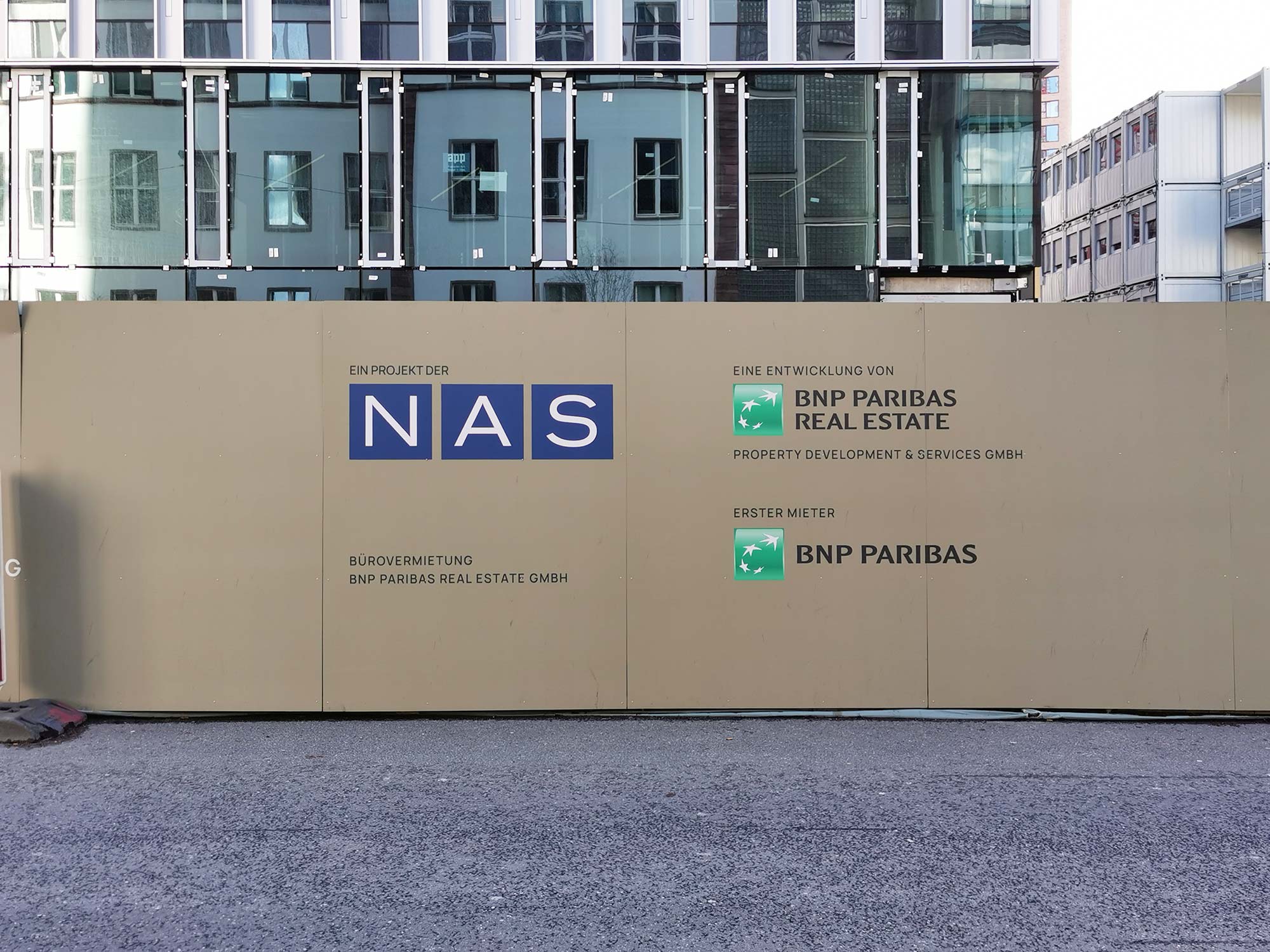 nas-invest-frankfurt-bnp-paribas-real-estate-bauzaun Der Senckenberg Turm ist ein Projekt der NAS Invest - Bürovermietung BNP Parisbas Real Estate GmbH