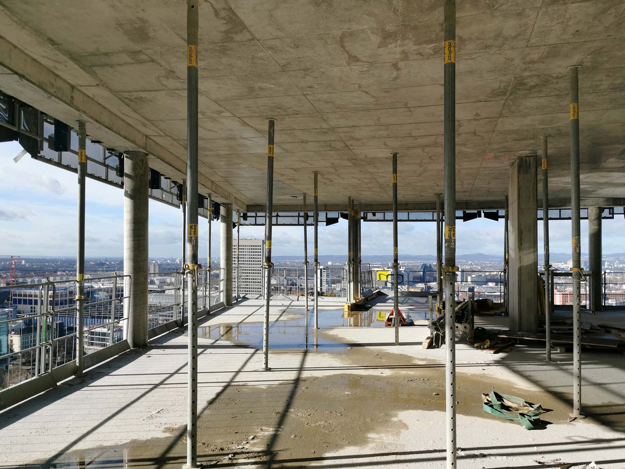 rohbau-hochhaus-frankfurt-doka-beton-baustelle-begehung-februar-2021 Hochhaus-Rohbau Frankfurt - Doka - Beton - Stützen - Hochhausbegehung im Februar 2021
