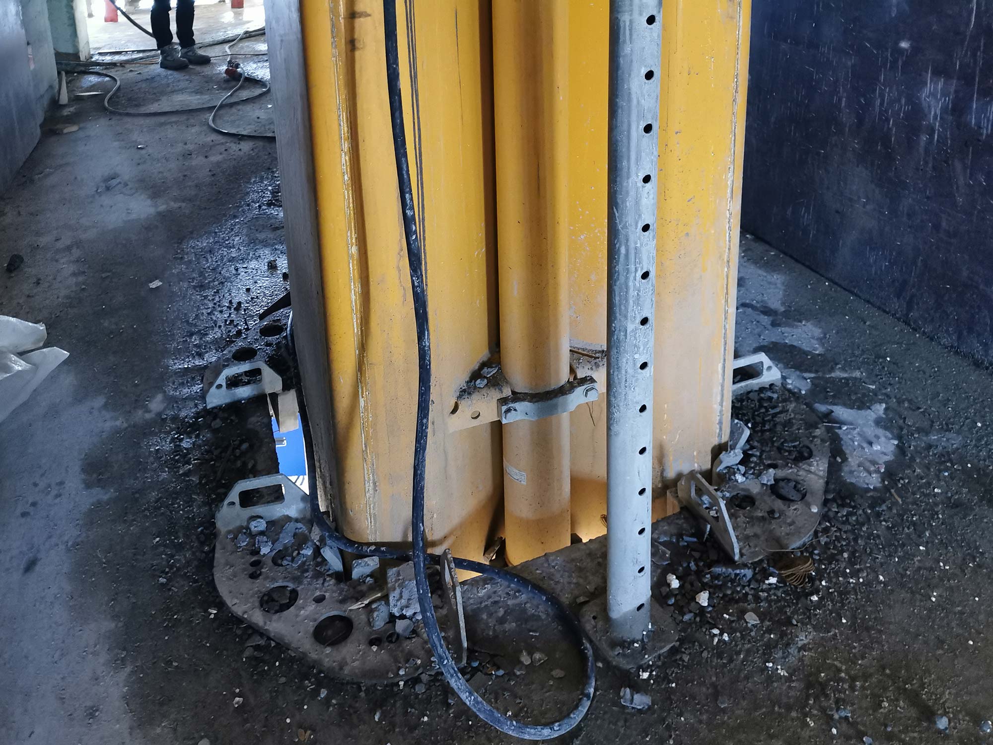 tragwerk-hochhaus-arbeiten-stuetze Hochhaustragwerk - Baustelle Hochhaus - Stütze