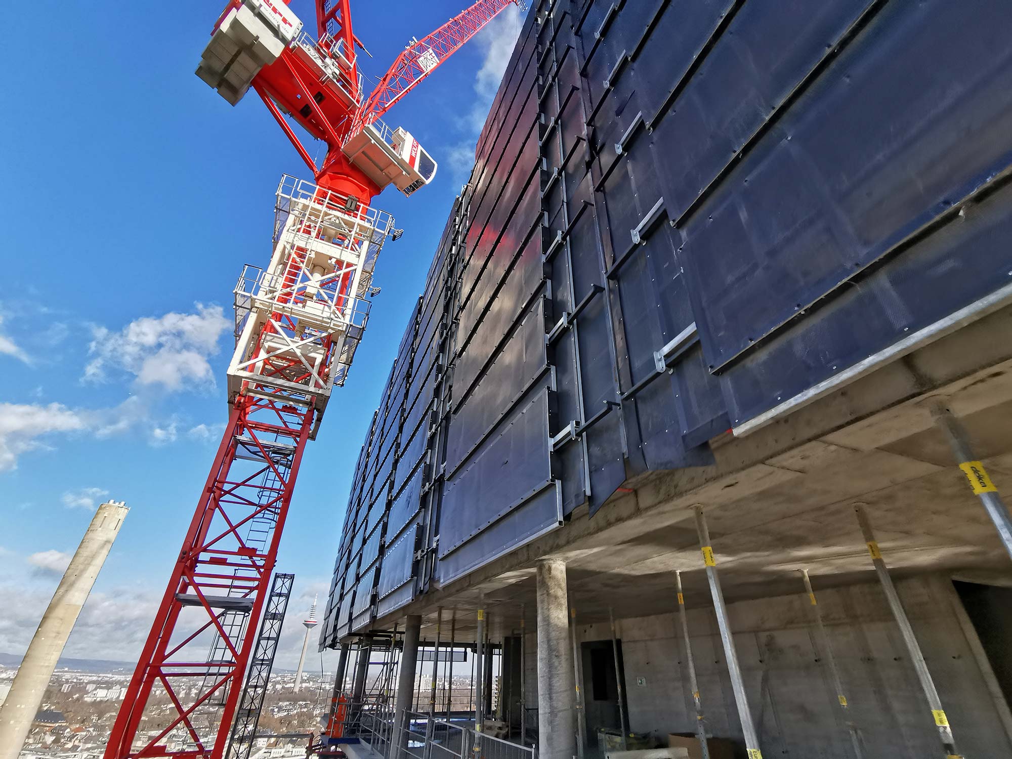 windschild-hochhaus-baustelle-bauarbeiten Windschild am Senckenberg Turm - Windschutz Hochhaus - Rohbauarbeiten
