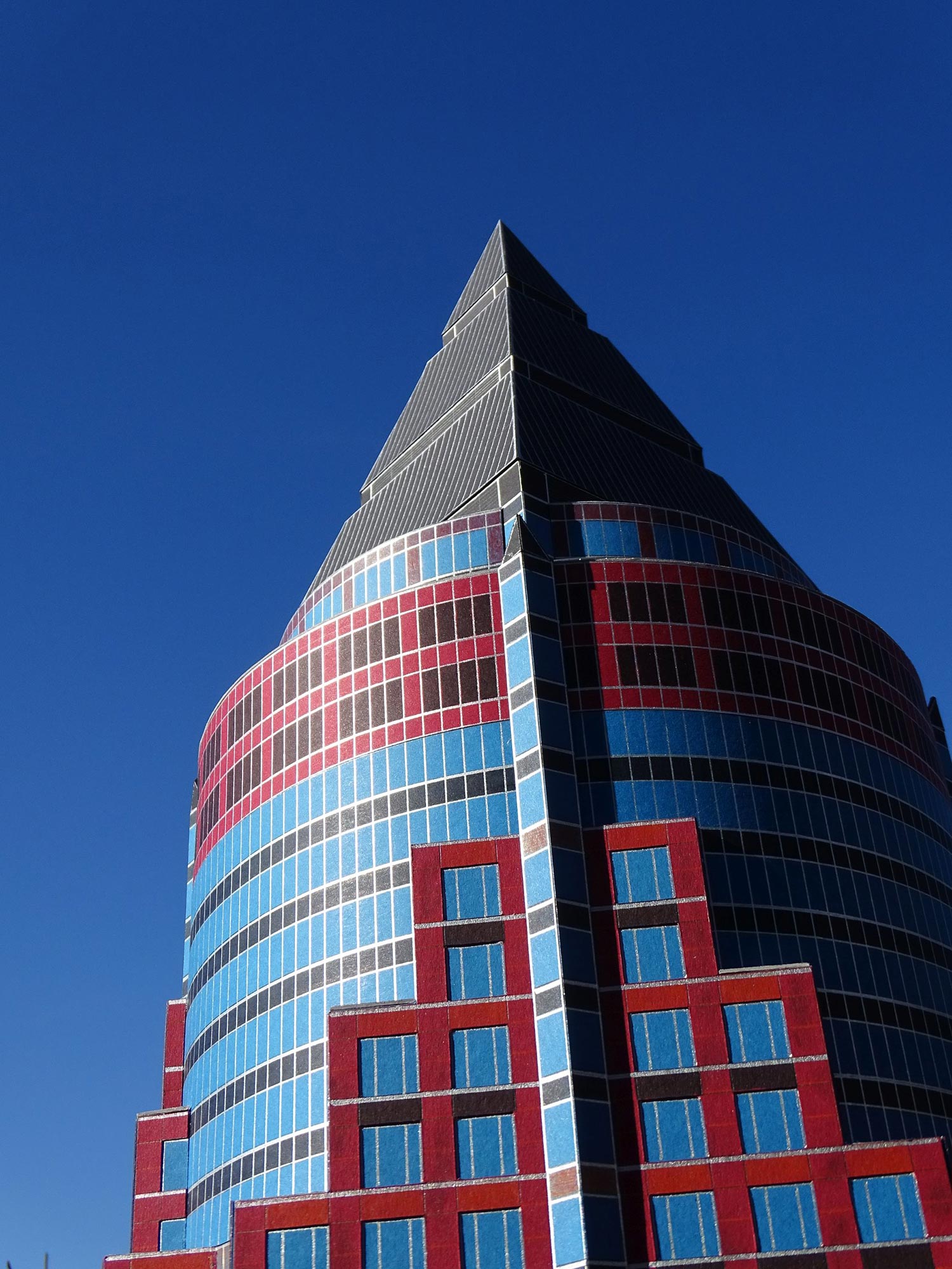 Die Spitze des Frankfurter Messeturm - die bekannte Pyramide auf dem Dach