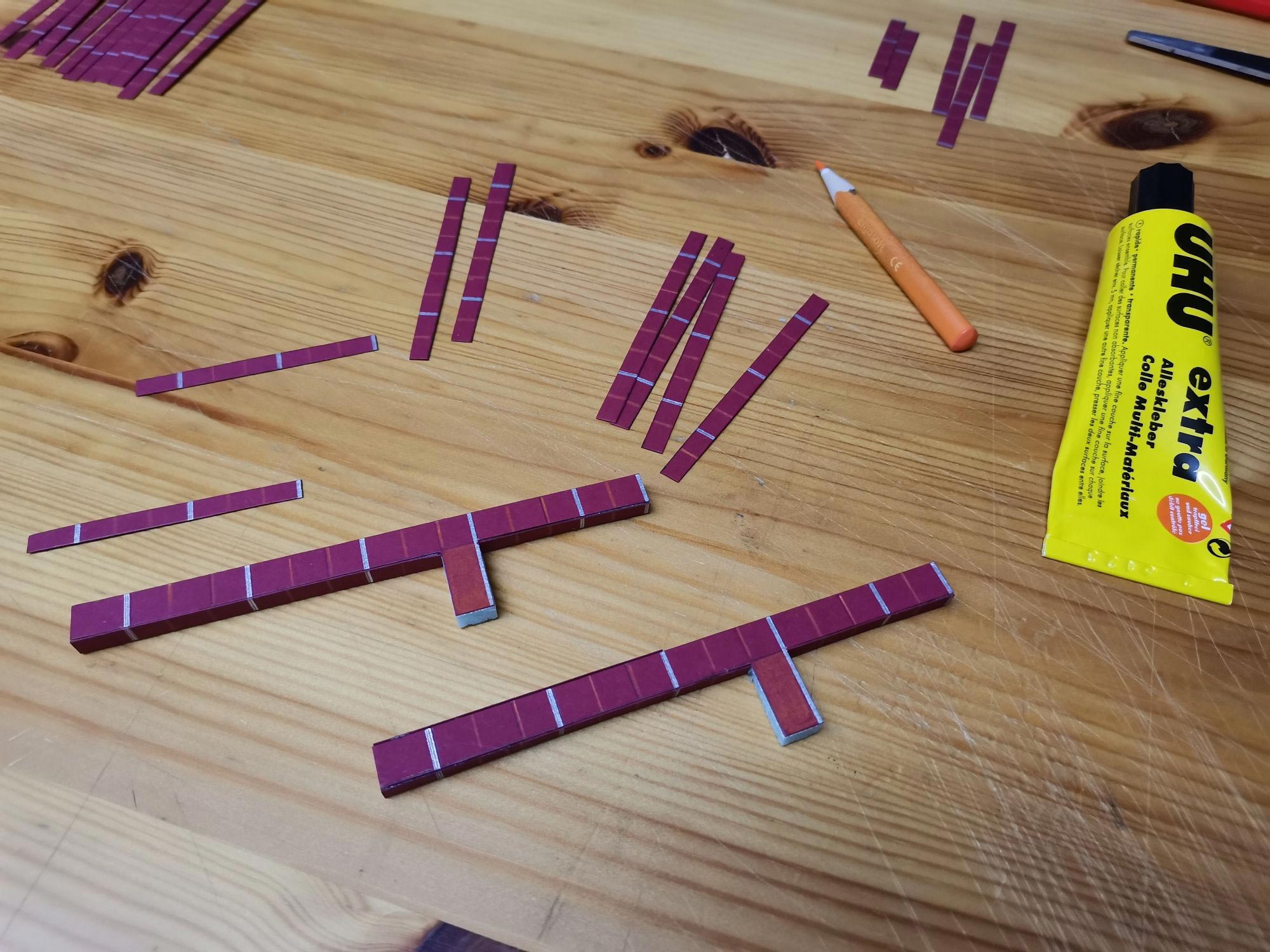 Fassadenelemente werden mit Uhu Kleber am Bauwerk Messeturm gebastelt