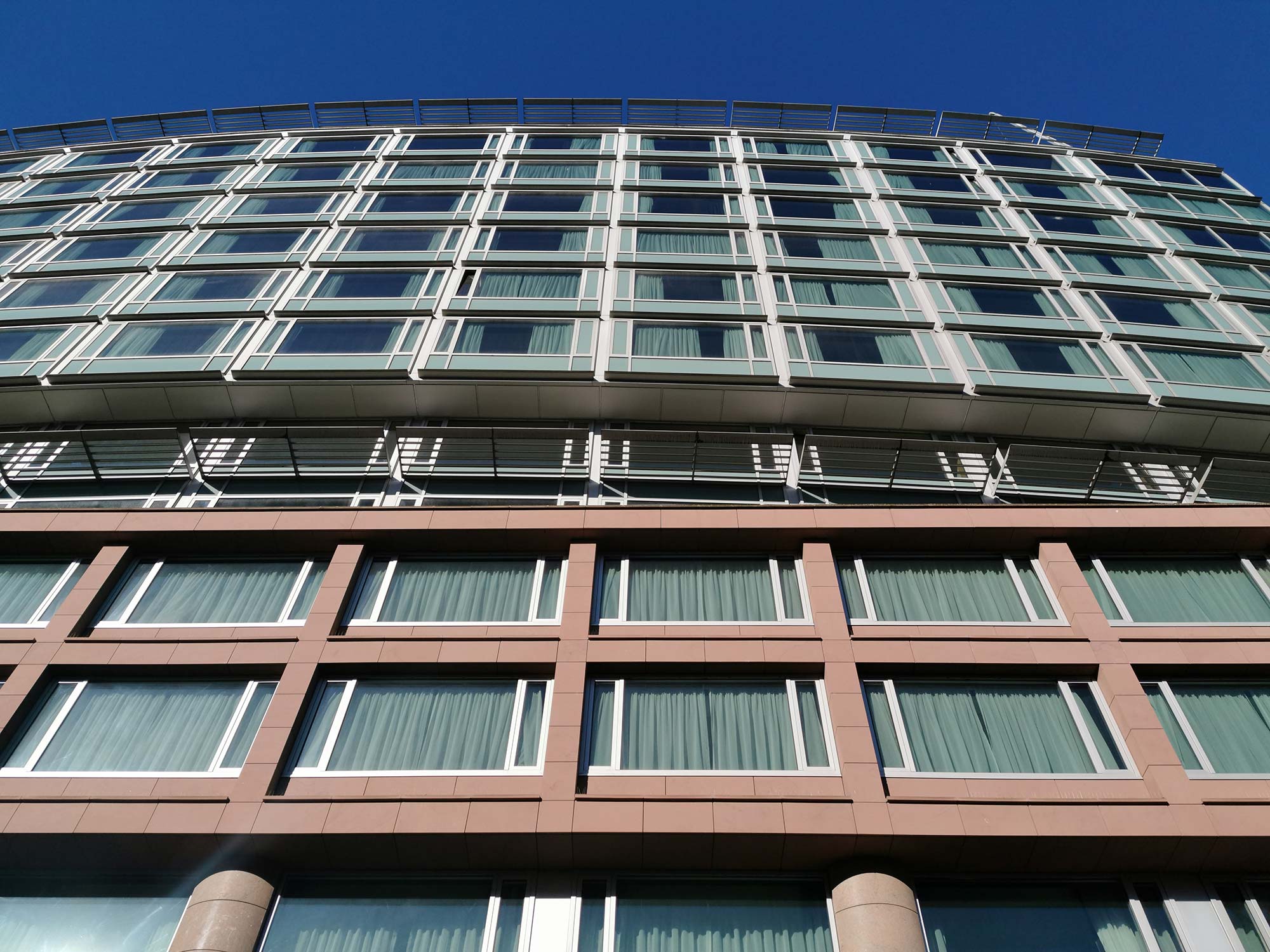 Frankfurt Hilton Hotel Fassade - Hilton Hotel Hochstraße FFM - Hilton City Center Frankfurt am Main - Naturstein Fassade