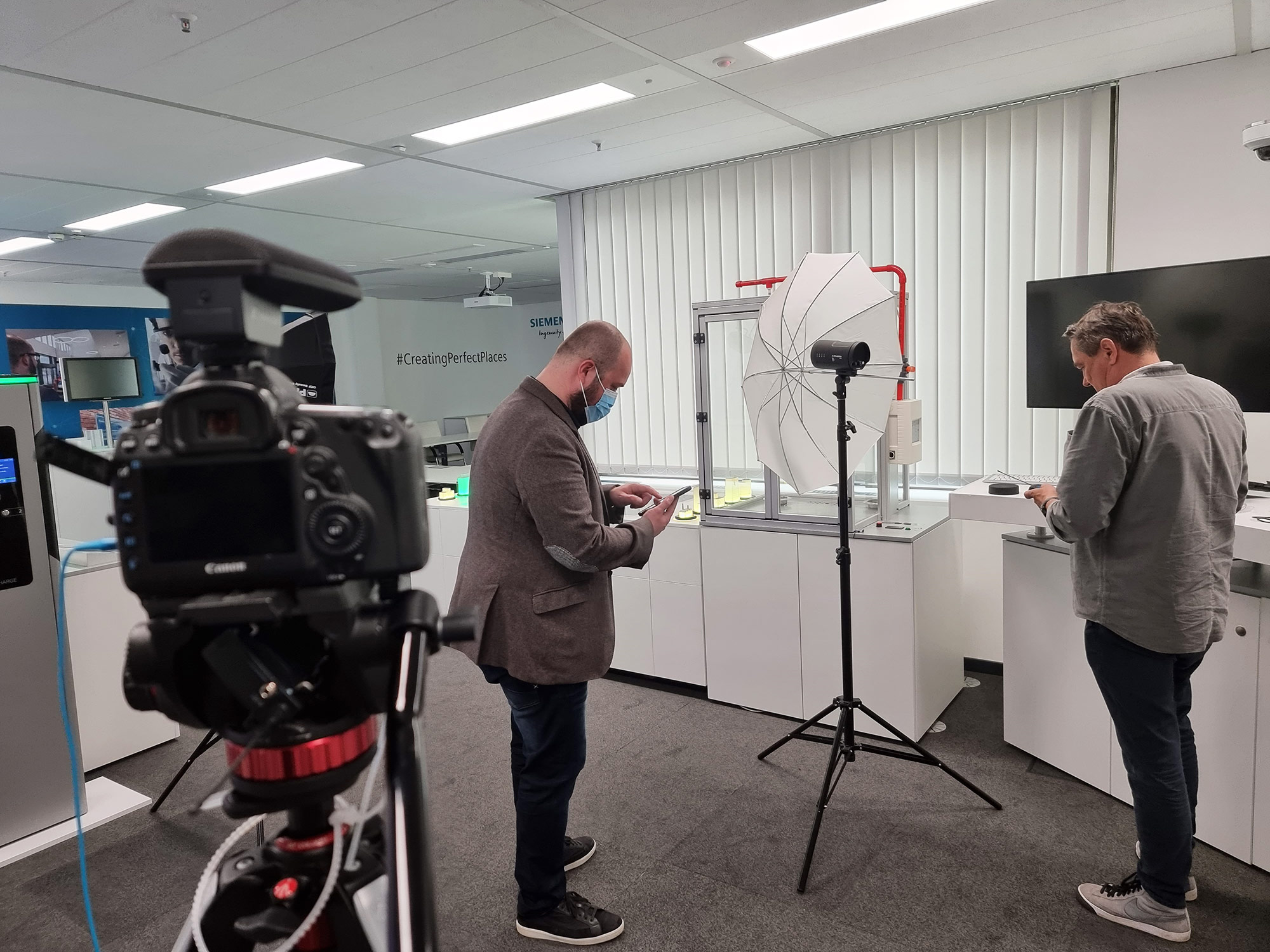 interview-siemens-frankfurt-gebaeudeautomation-siemens-ag-dreharbeiten-showroom-siemens-gebaeudetechnik Interview Siemens - Dreharbeiten Frankfurt - Gebäudeautomation Siemens AG - Siemens Showroom - Siemens Gebäudetechnik