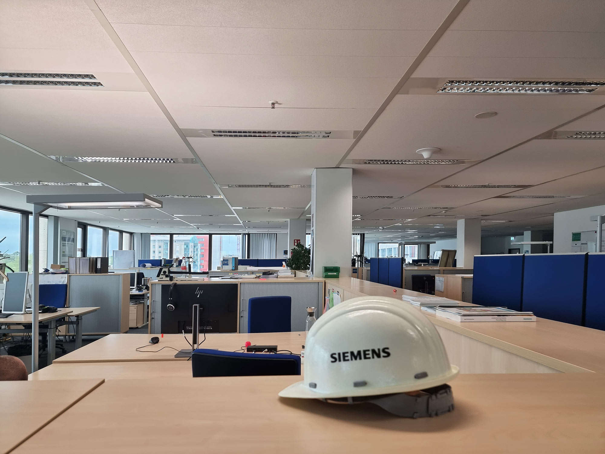 siemens-frankfurt-buero-helm-siemens-smart-infrastructure Siemens Frankfurt Büro - Siemens Smart Infrastructure - Siemens Gebäudeautomation - Baustellenhelm