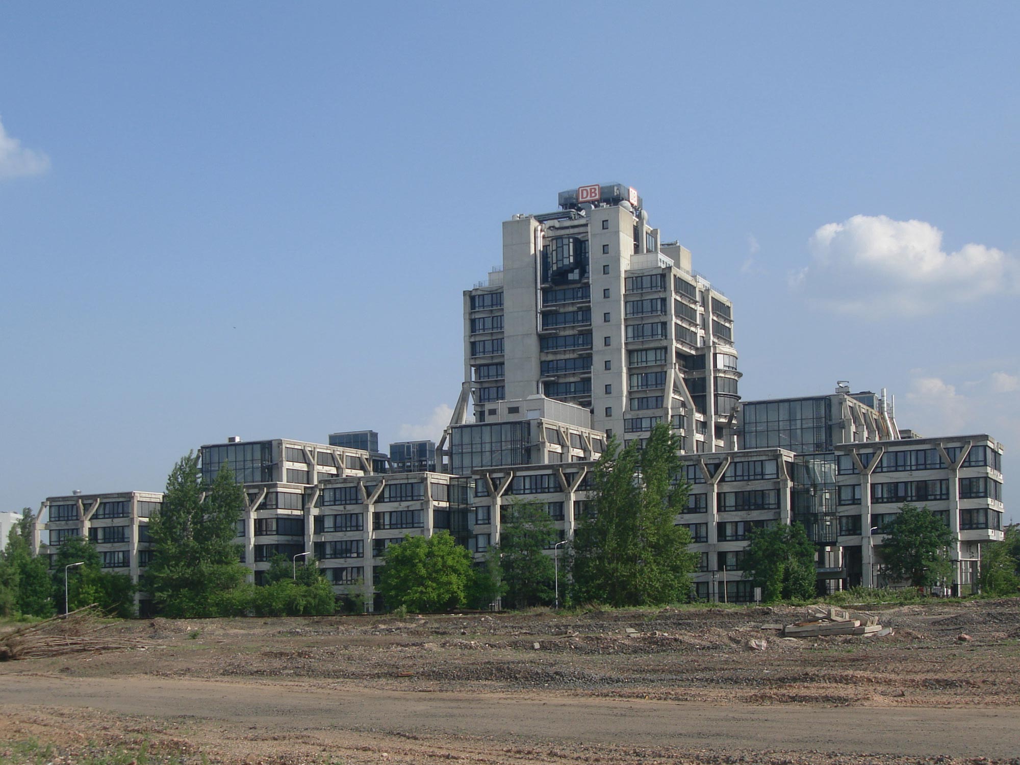 db-pyramide-frankfurt-db-frankfurt-hauptverwaltung-ehemaliger-hauptsitz-deutsche-bahn-ag-ffm Frankfurt Brutlismus Gebäude - DB Pyramide Frankfurt - DB Frankfurt Hauptverwaltung - Ehemaliger Hauptsitz Deutsche Bahn AG FFM - Architekt Stephan Böhm
