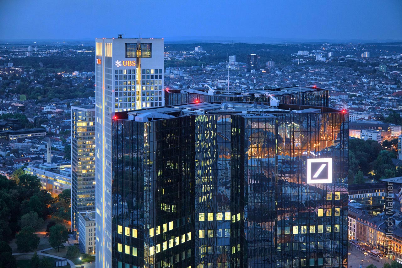 Deutsche Bank Hochhaus - Nachtaufnahme DB Hochhaus - Panorama Deutsche Bank Turm