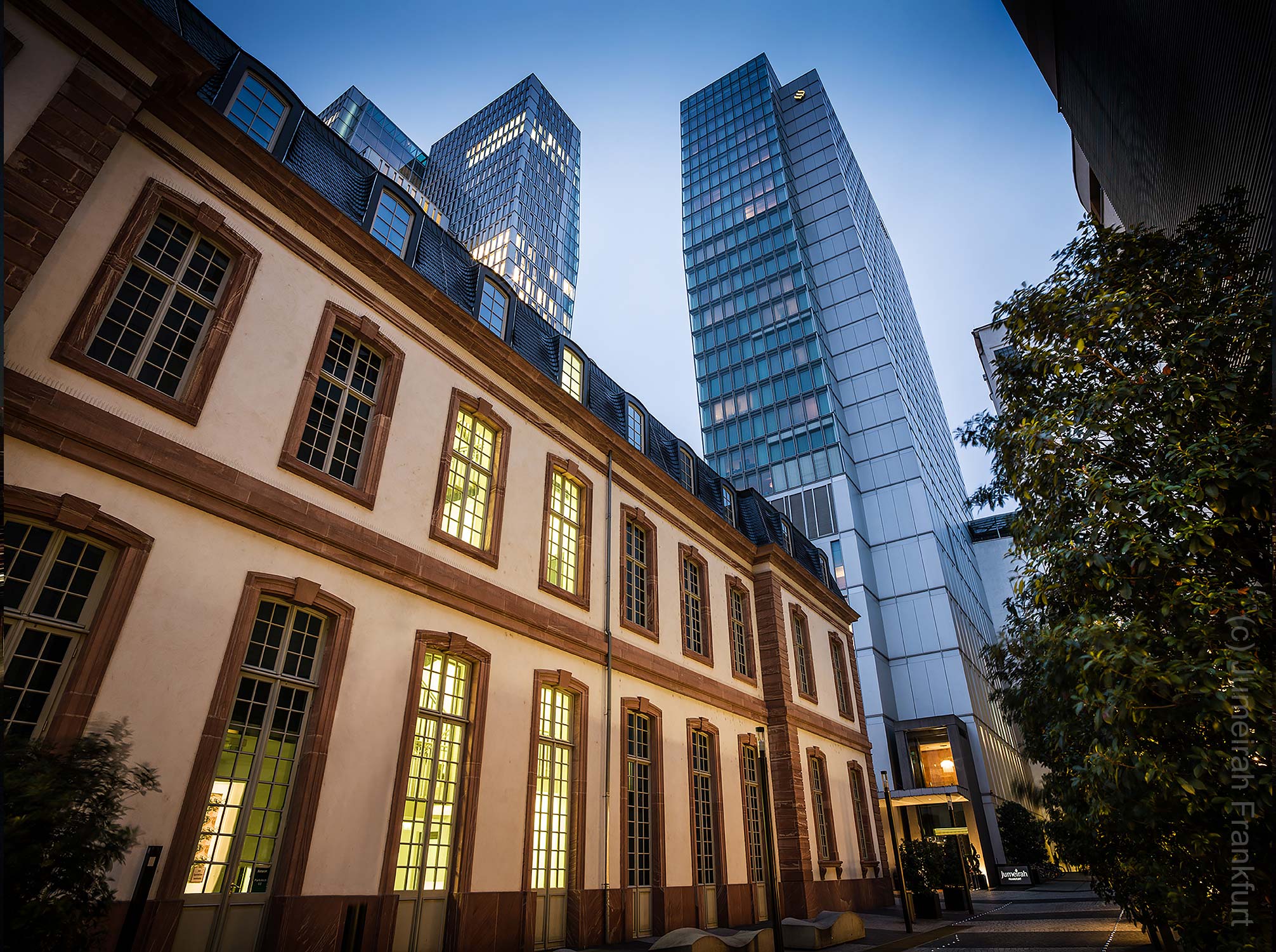 frankfurt-jumeirah-hotel-skylineblick-luxushotel Frankfurt Jumeirah Hotel mit Skylineblick - Luxushotel - Silvester 2021 Frankfurt