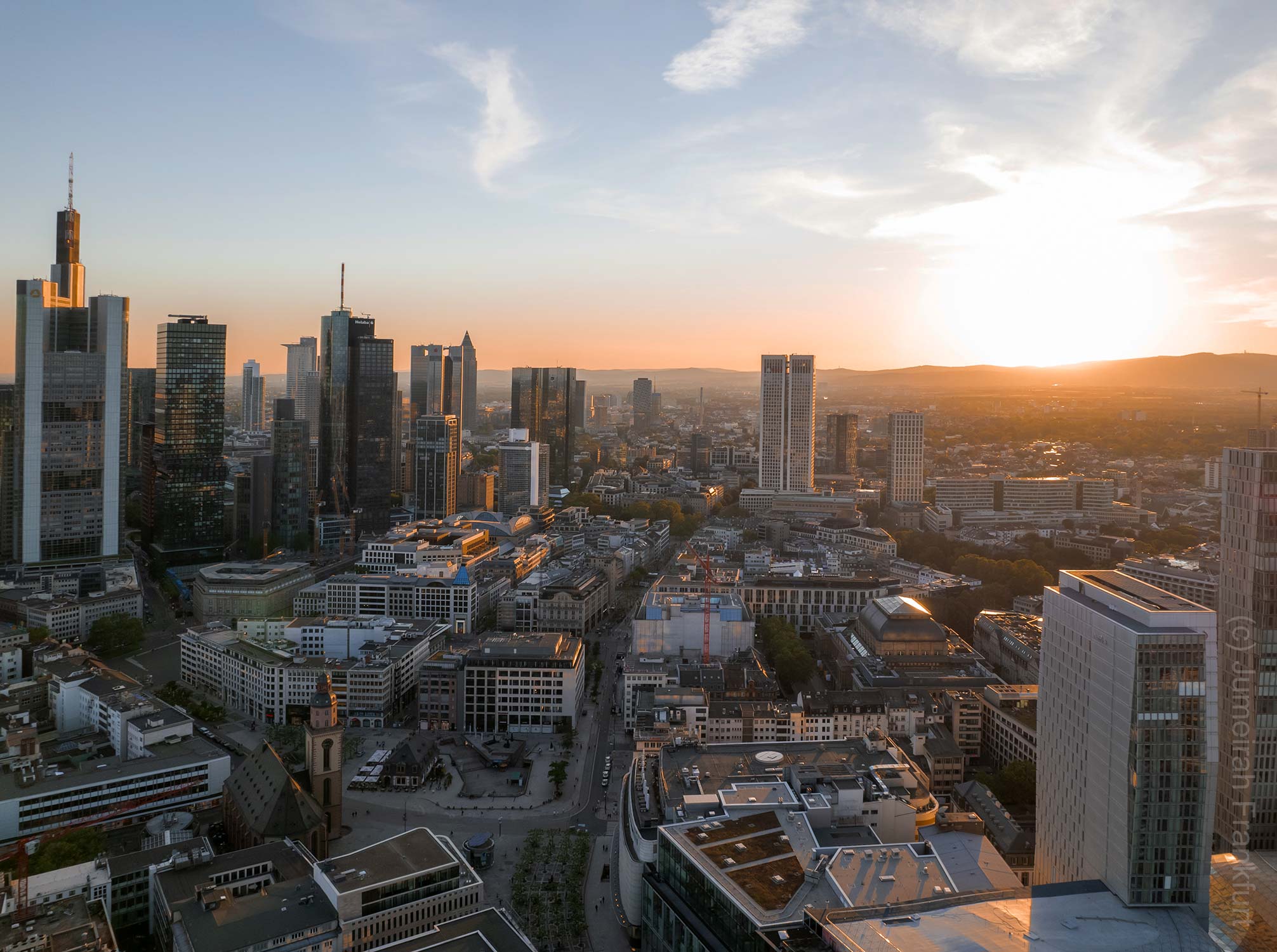 skylineblick-hotel-jumeirah-hotel-frankfurt-am-main-empfehlung-skyline-abendessen FFM Skylineblick Hotel - Jumeirah Hotel Bankenviertel - Frankfurt am Main Hotel mit Skyline Blick - Skyline Abendessen New Year 2021