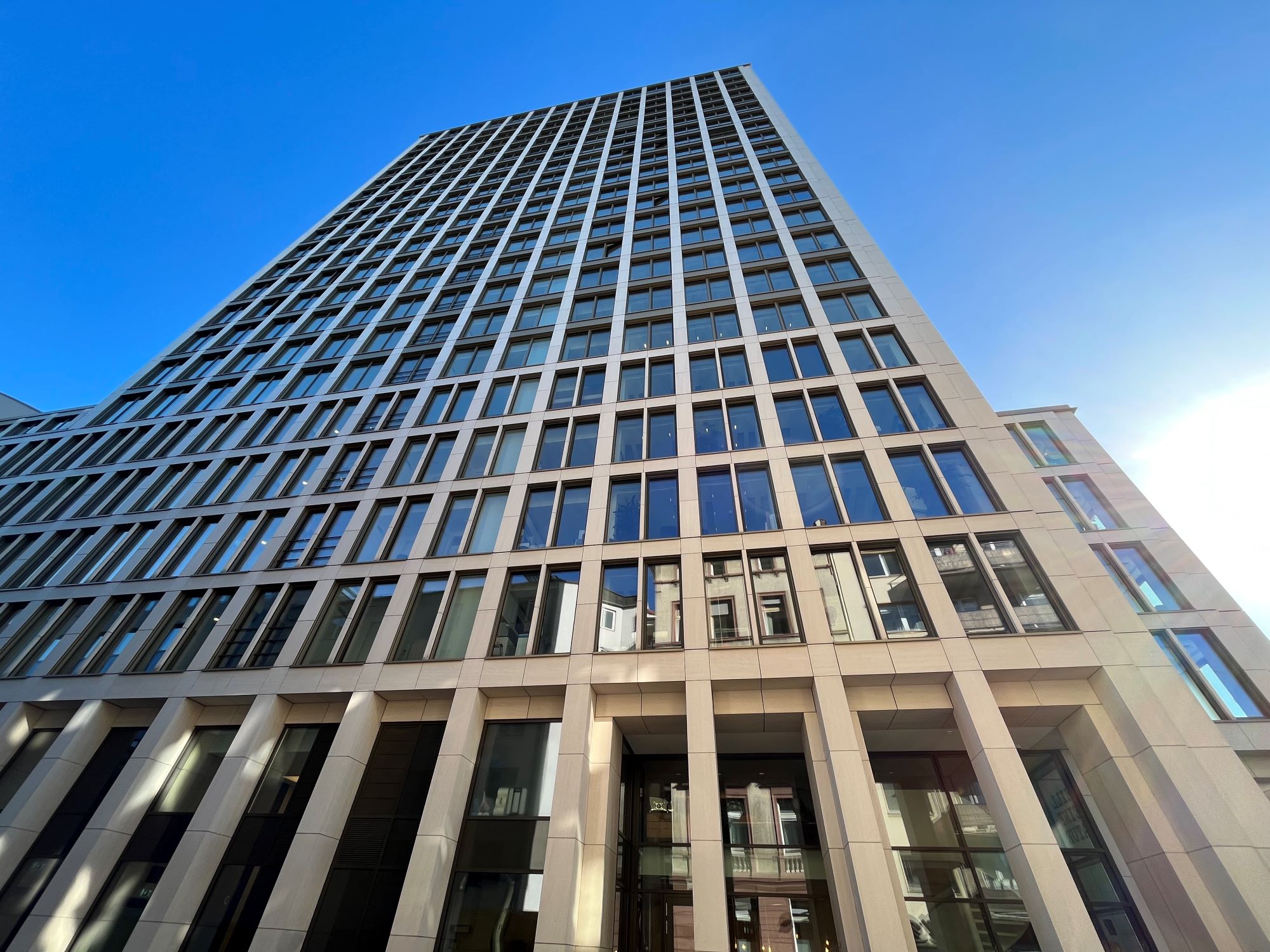 turm-center-front-fassade-westend-eschersheimer-landstrasse-frankfurt-2022