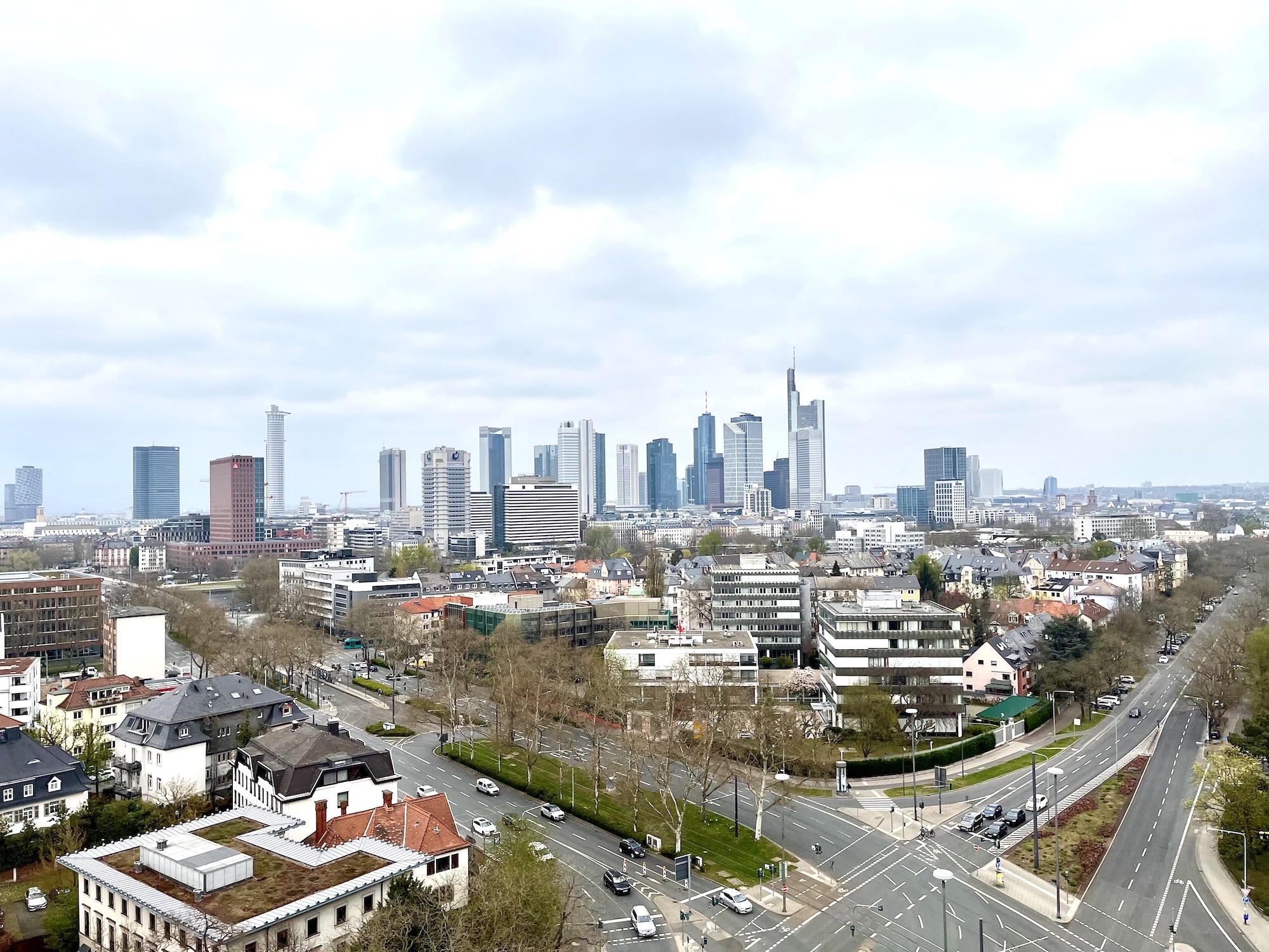 Skyline-Kennedyallee-Stresemannallee-Sachsenhausen-Gleeds-KCM Skyline-Kennedyallee-Stresemannallee-Sachsenhausen-Gleeds-KCM