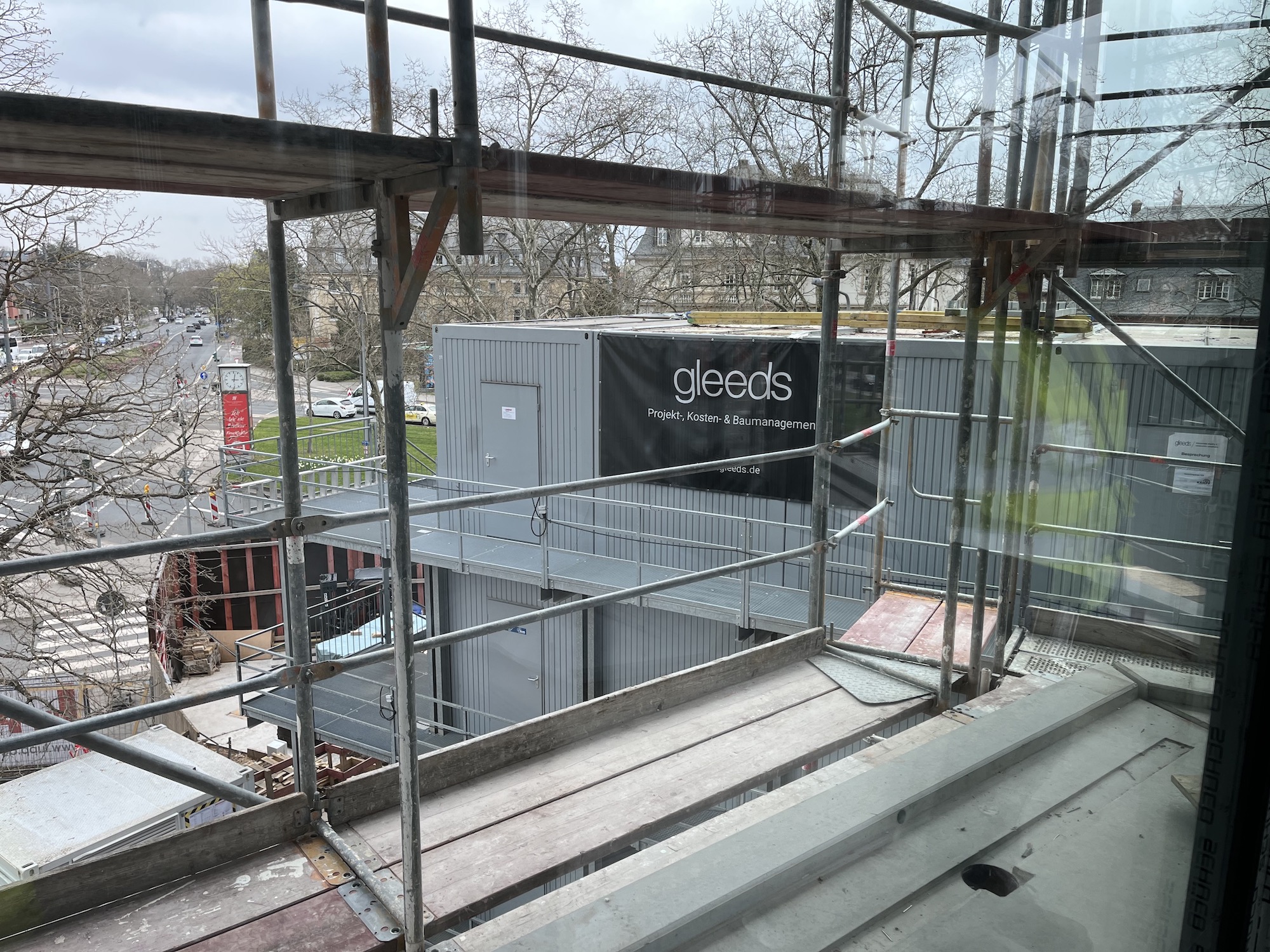 Kennedyallee-Gleeds-Baustelle-Gerüst-Aparthotel Kennedyallee-Gleeds-Baustelle-Gerüst-Aparthotel